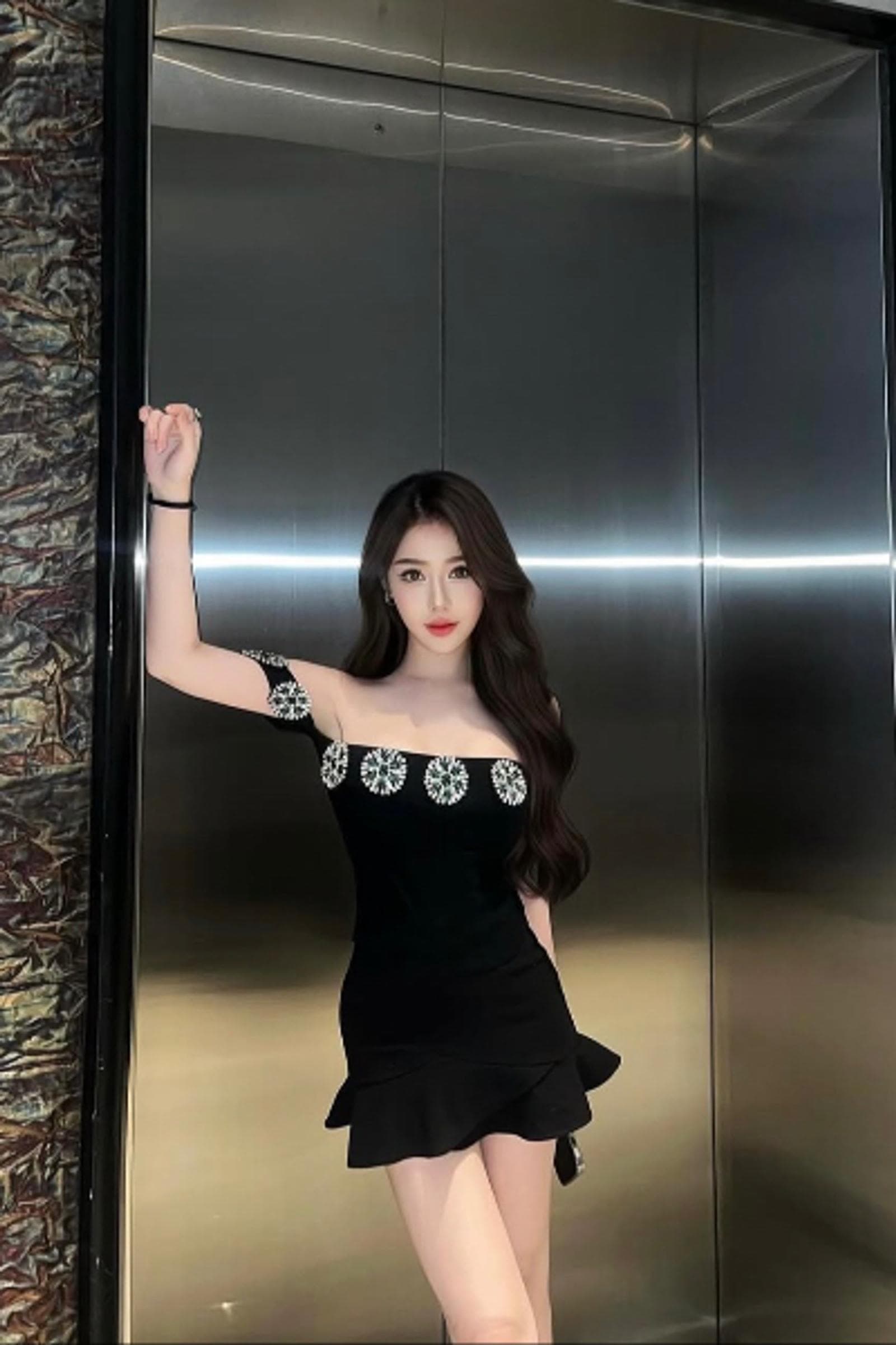 Soojin, 23, escort in Hong Kong — brown hair, 162 cm (photo 5 of 7)
