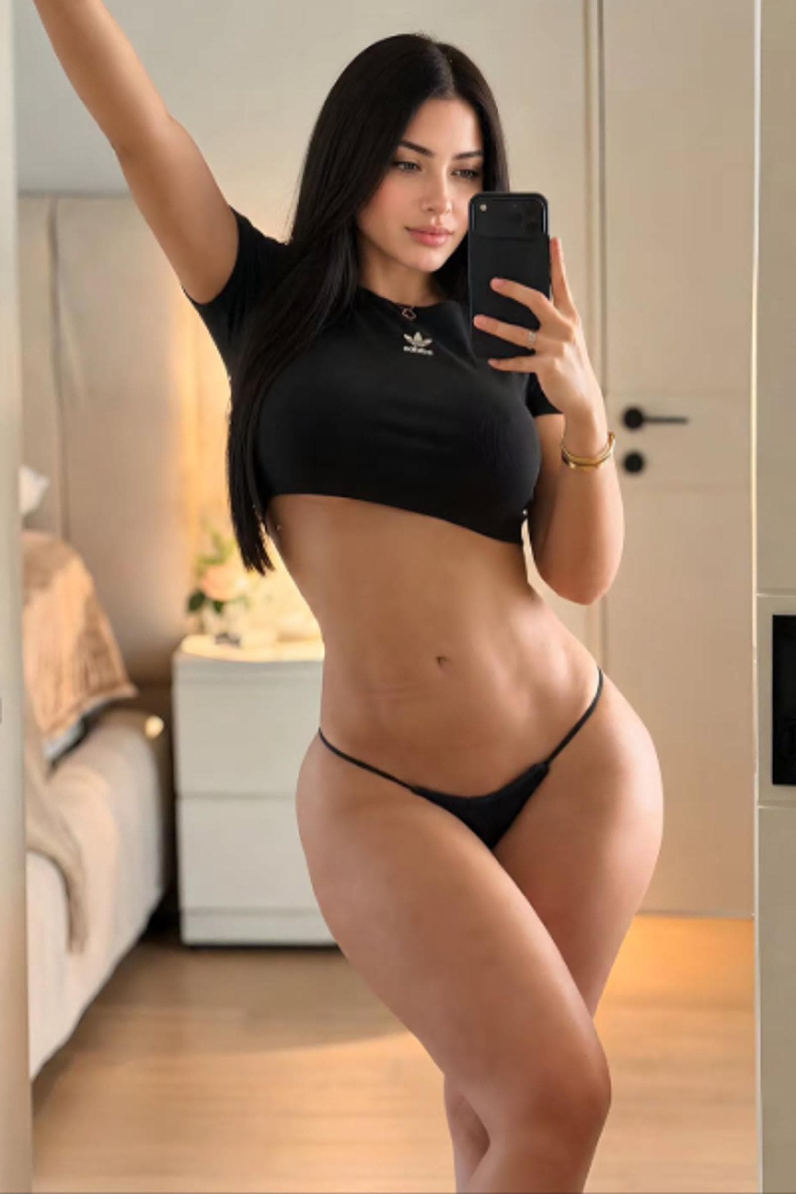 Ornella, 25, escort in Hong Kong — 167 cm, black hair (photo 4 of 5)