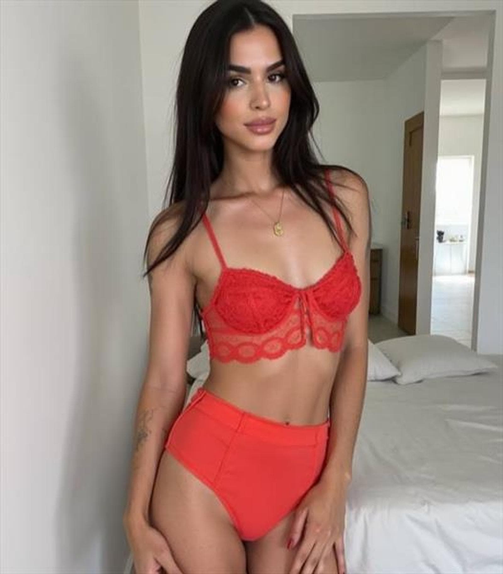 Katharina, 24, escort in Hong Kong — black hair, 169 cm (photo 1 of 5)