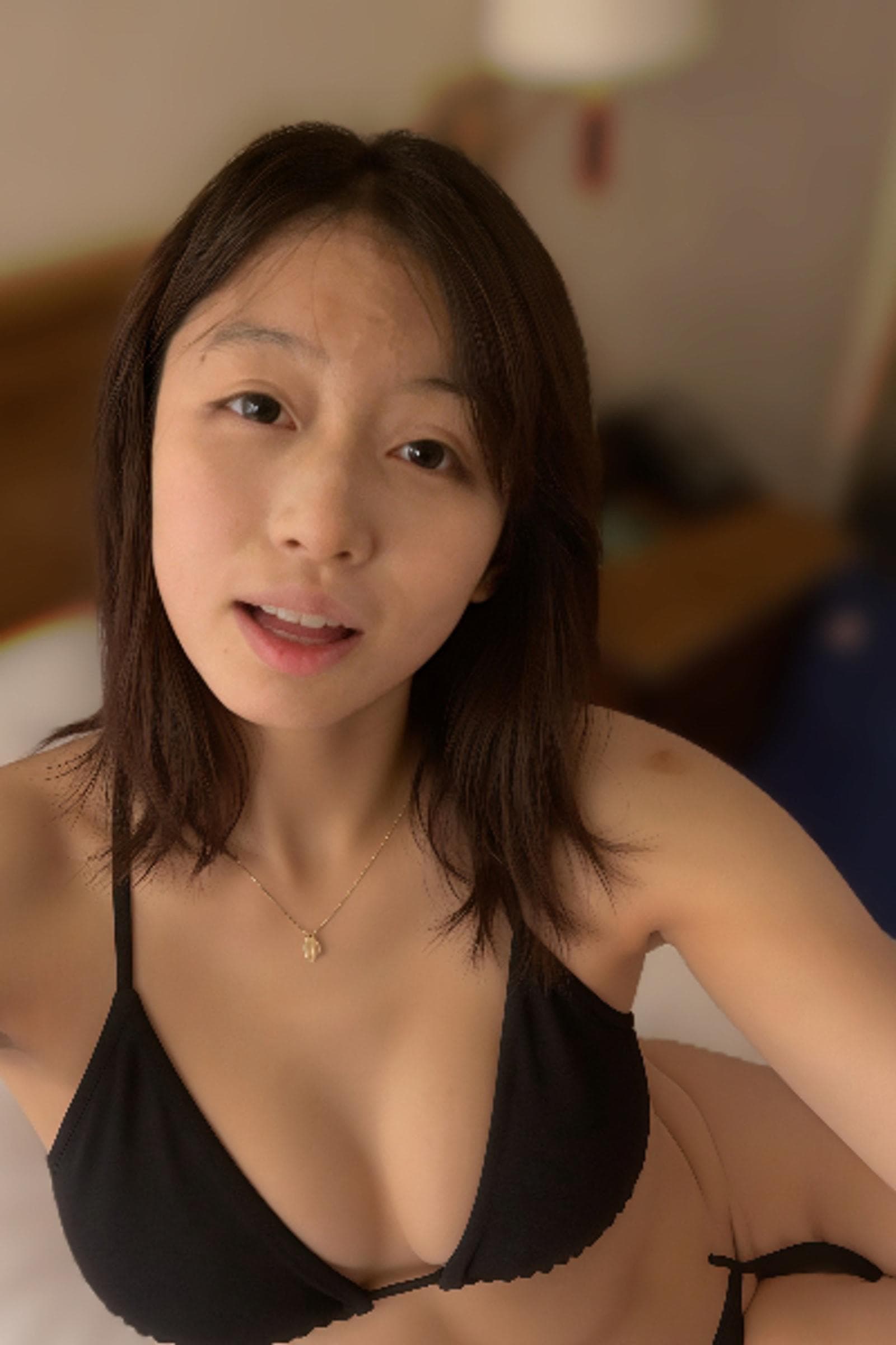 Soyeon, 18, escort in Hong Kong (photo 1 of 3)
