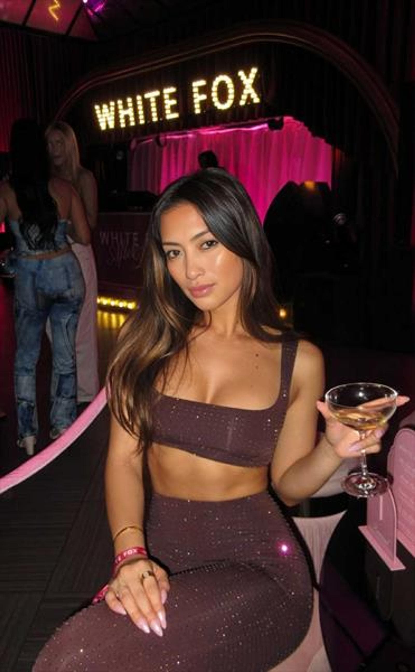 Alana, 28, escort in Hong Kong — black hair, 167 cm (photo 1 of 5)