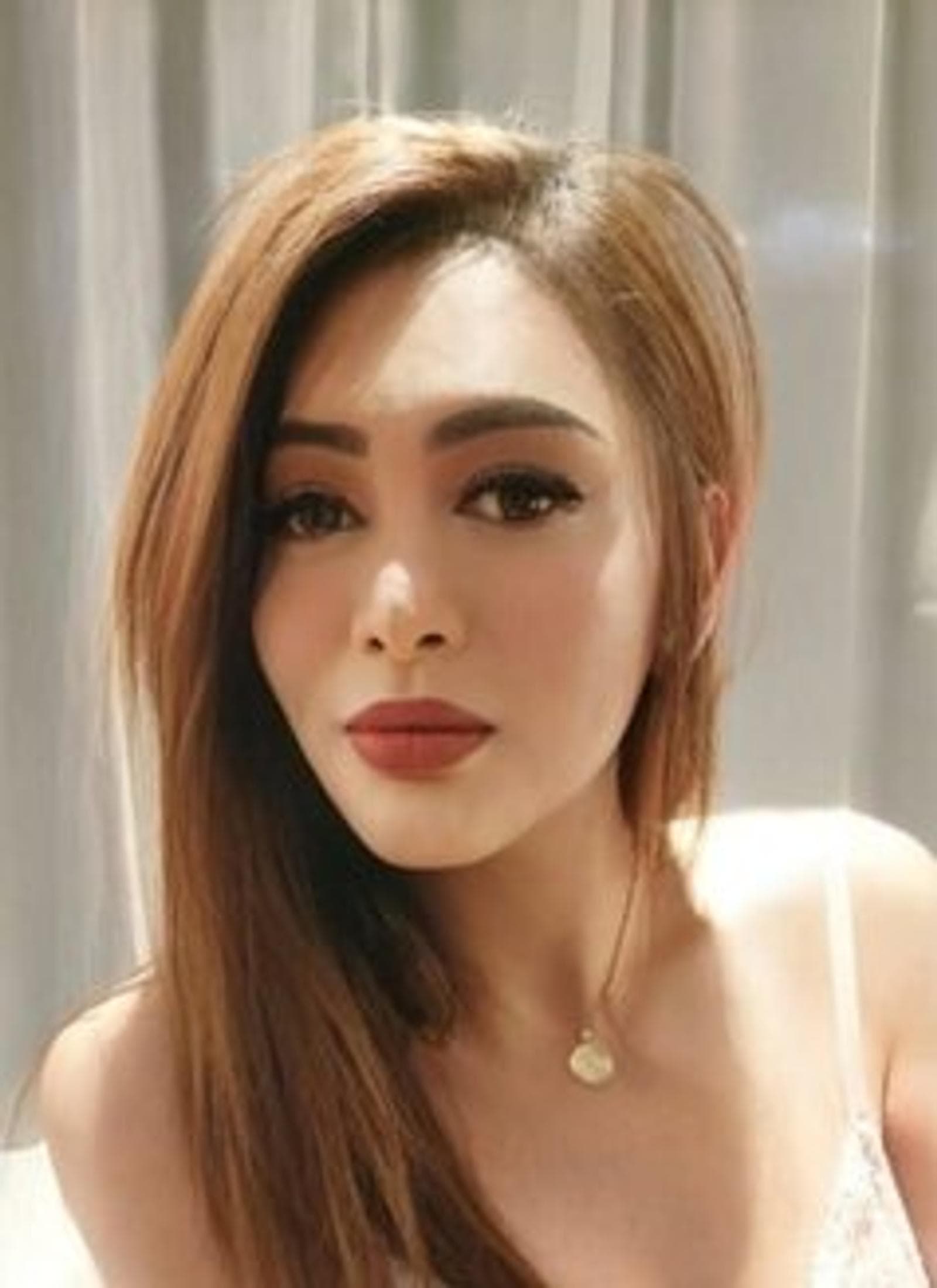 Lanfen, 29, escort in Hong Kong — brown hair, 167 cm (photo 1 of 5)