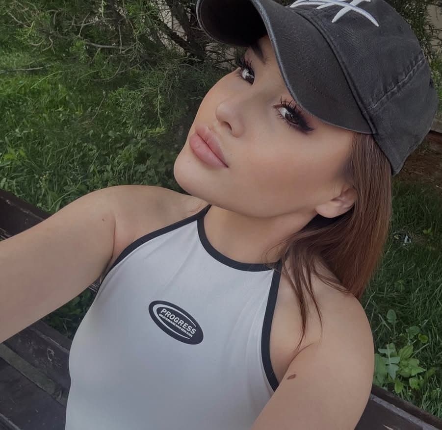 Nilufar, 24, escort in Almaty — brown hair, Kazakh (photo 1 of 9)