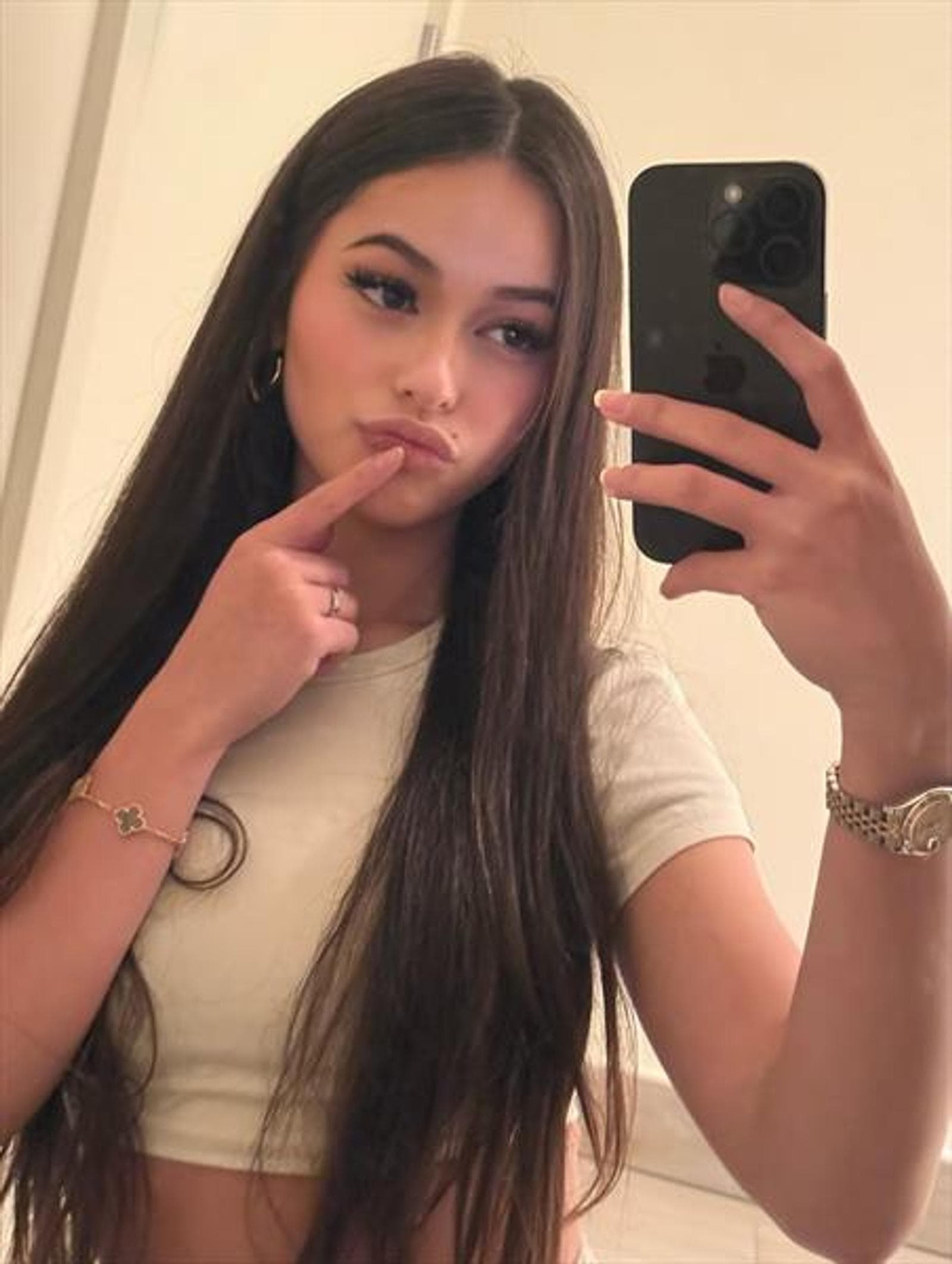 Chantal, 23, escort in Hong Kong — black hair, 164 cm (photo 3 of 4)