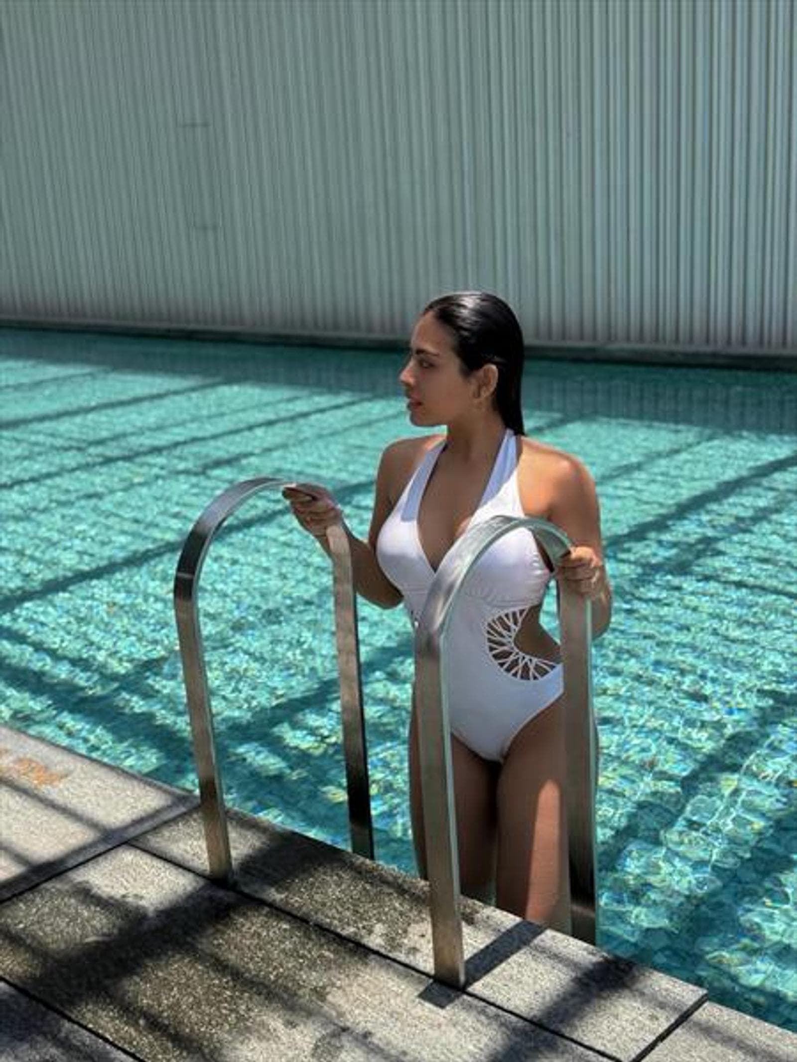Tracy, 23, escort in Hong Kong — black hair, 172 cm (photo 1 of 2)