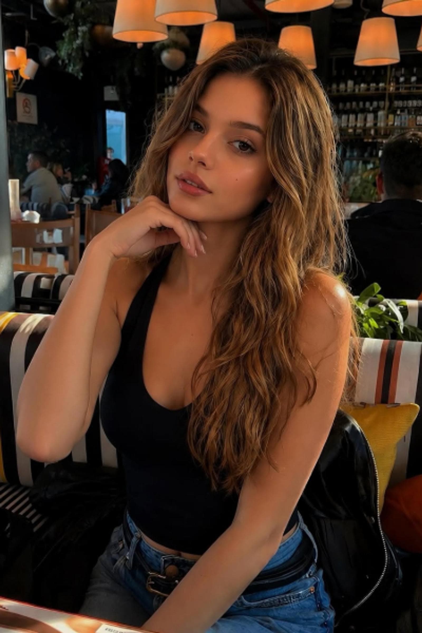 Cora, 23, escort in Hong Kong — brown hair, 164 cm (photo 3 of 3)