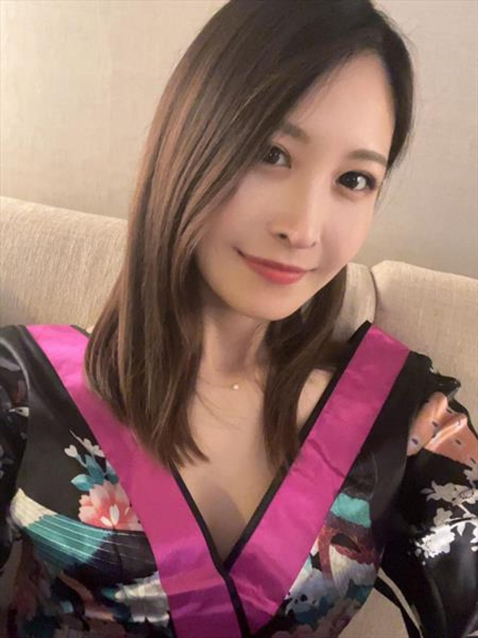 Yua, 29, escort in Hong Kong — 172 cm, brown hair (photo 2 of 2)