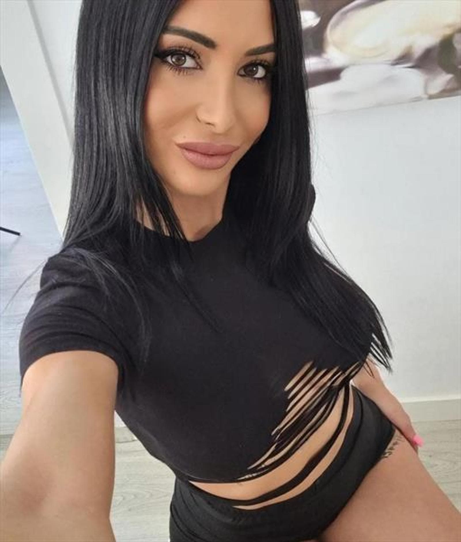 Barbara, 27, escort in Hong Kong — black hair, 167 cm (photo 5 of 5)