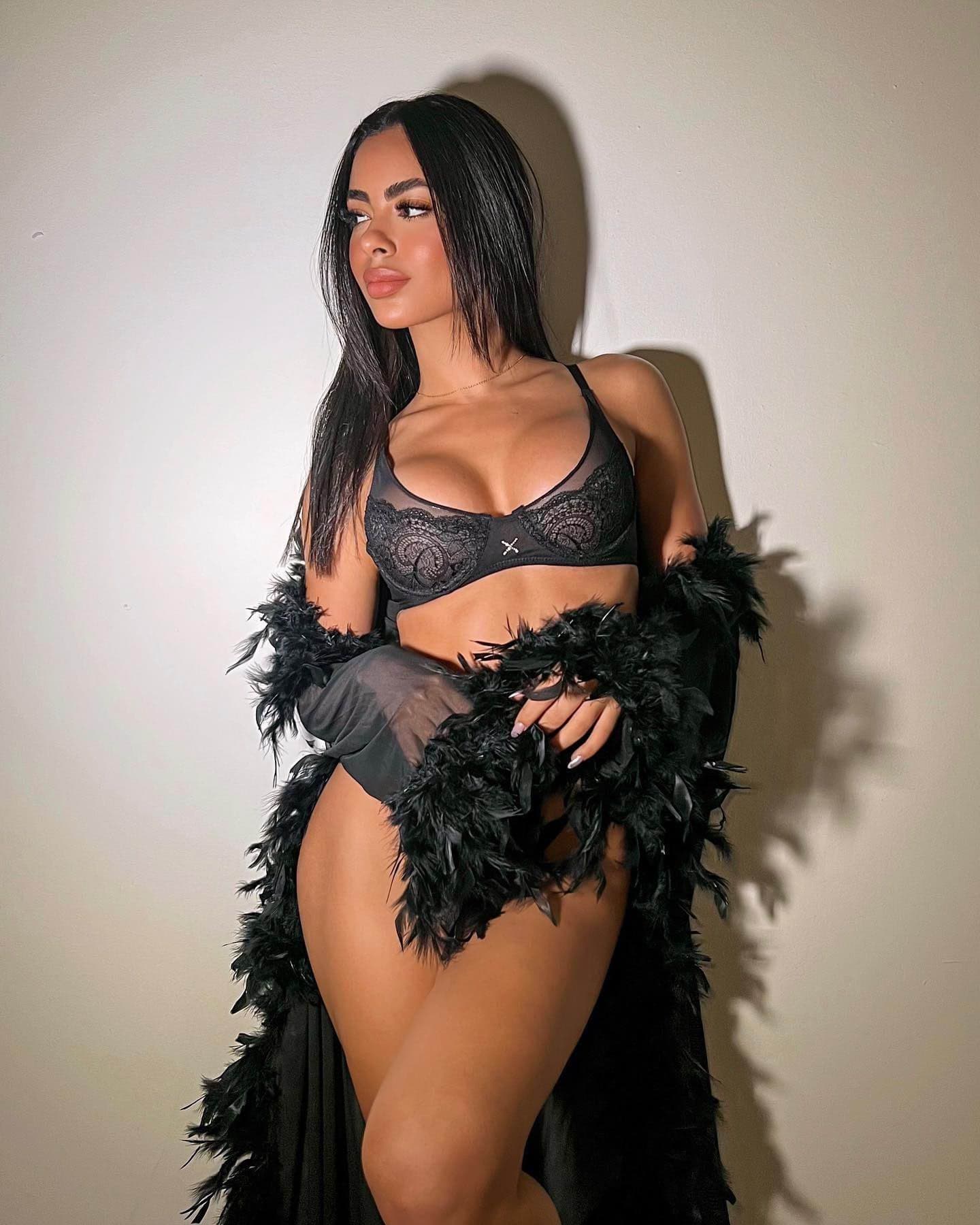 Emma, 24, escort in Moscow — 170 cm, black hair (photo 6 of 10)