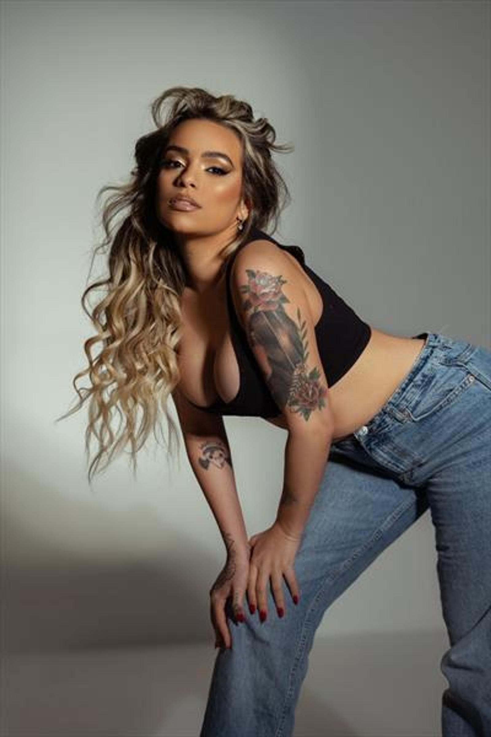 Lindy, 25, escort in Hong Kong — blonde hair, 162 cm (photo 1 of 3)