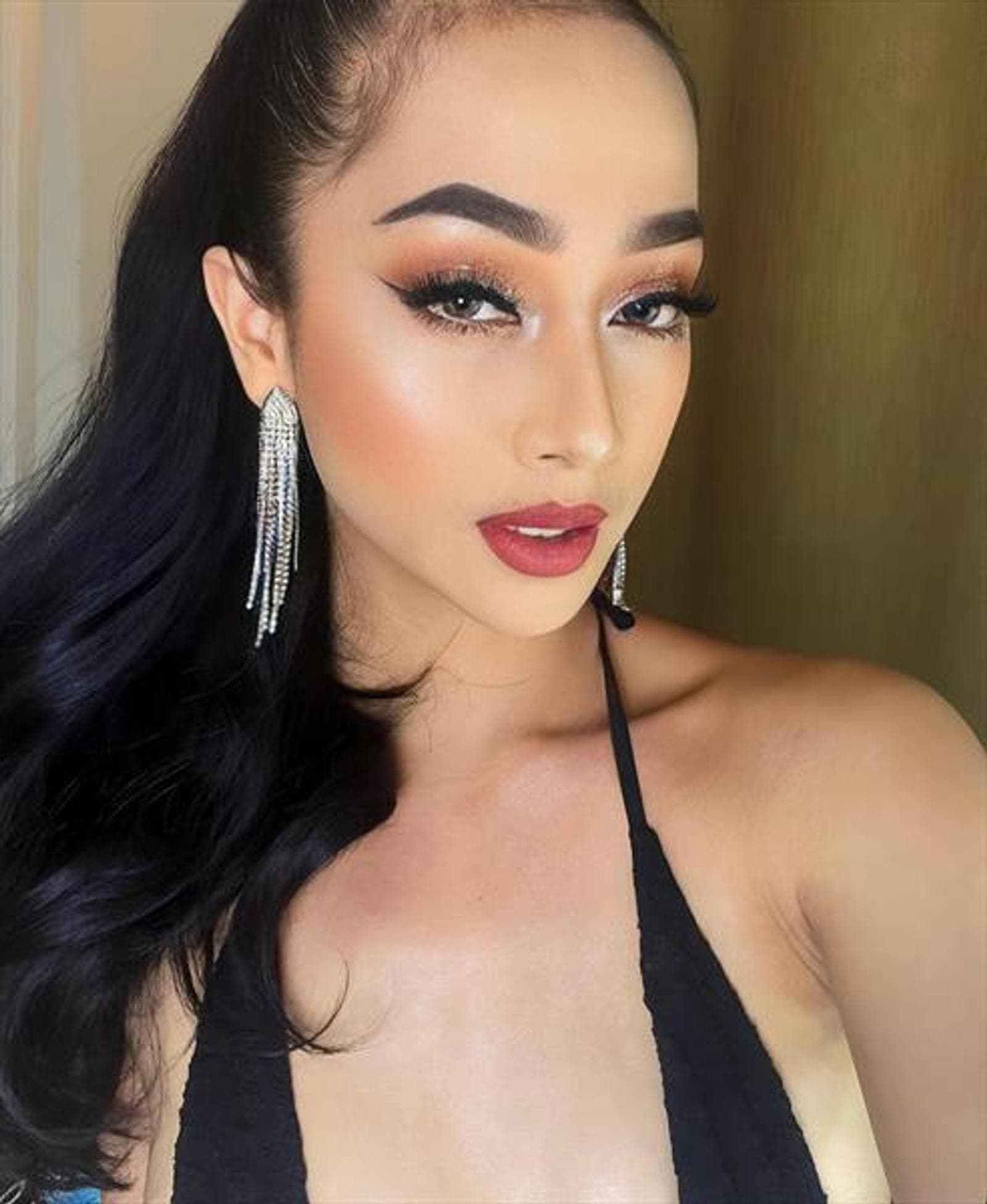 Isabella, 25, escort in Hong Kong — 164 cm, black hair (photo 2 of 5)