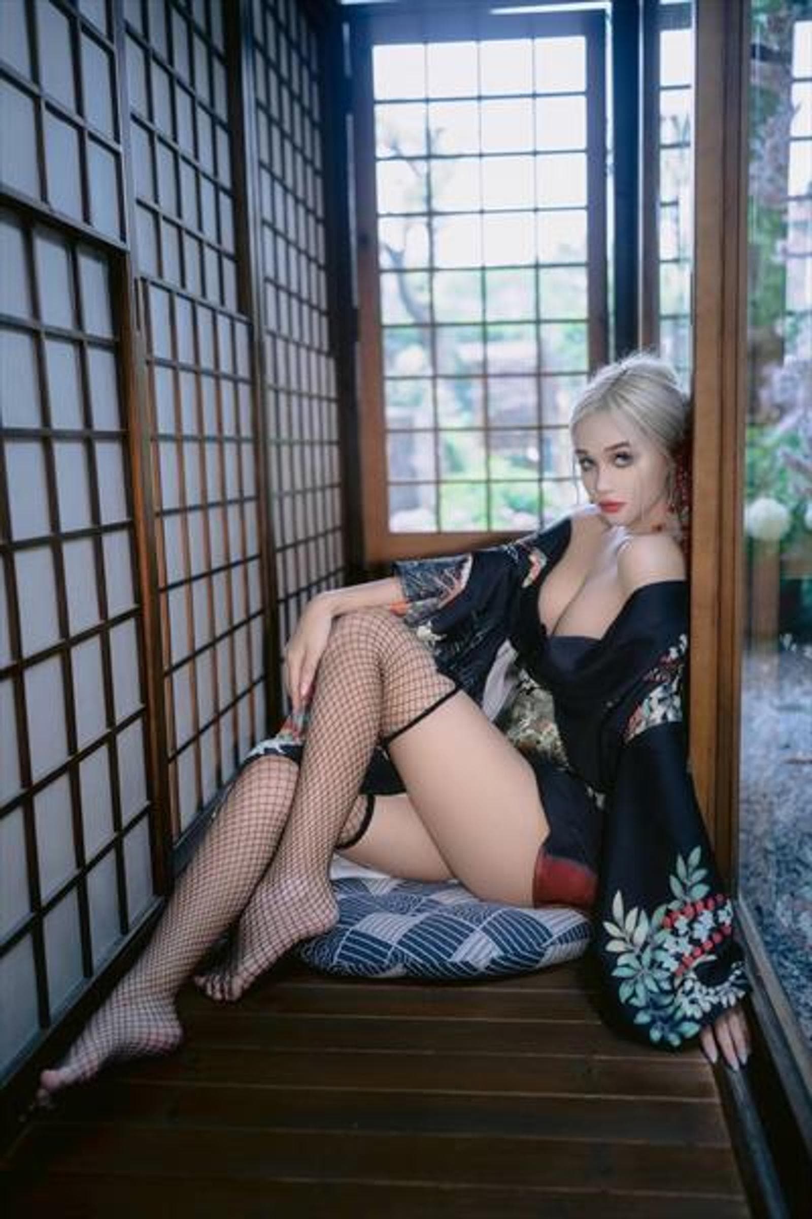 Salome, 23, escort in Hong Kong — blonde hair, 164 cm (photo 5 of 5)