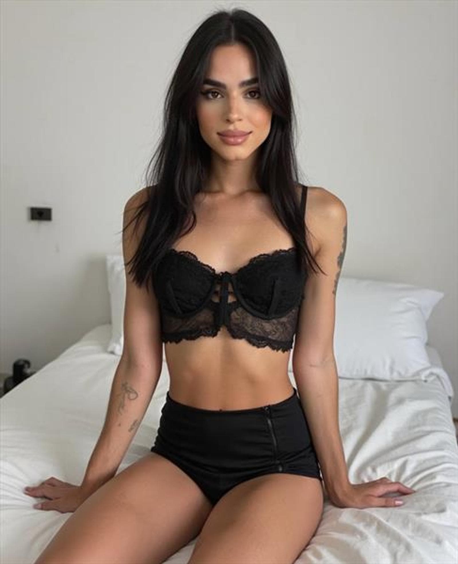 Katharina, 24, escort in Hong Kong — 169 cm, black hair (photo 4 of 5)