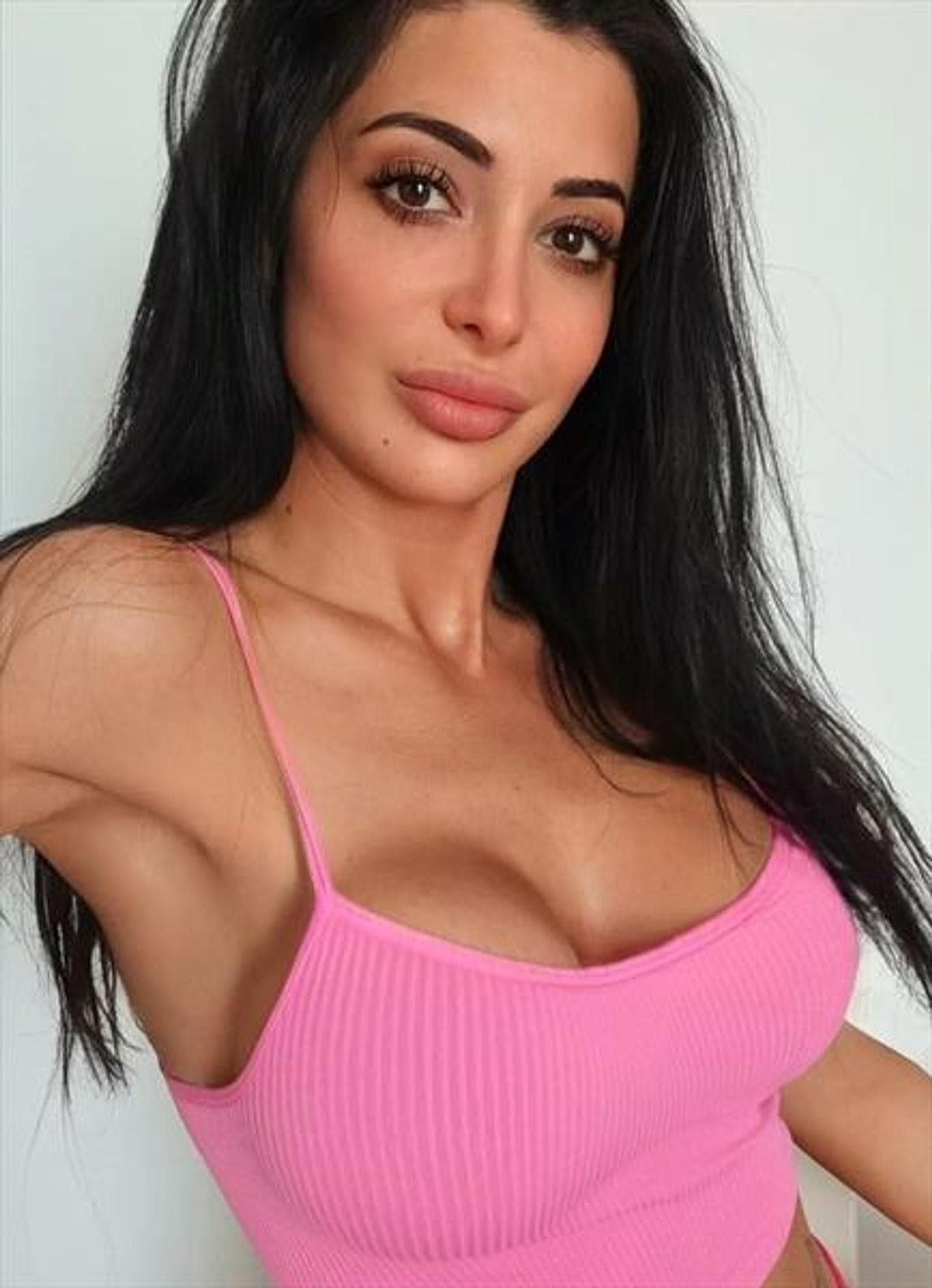 Barbara, 27, escort in Hong Kong — 167 cm, black hair (photo 4 of 5)