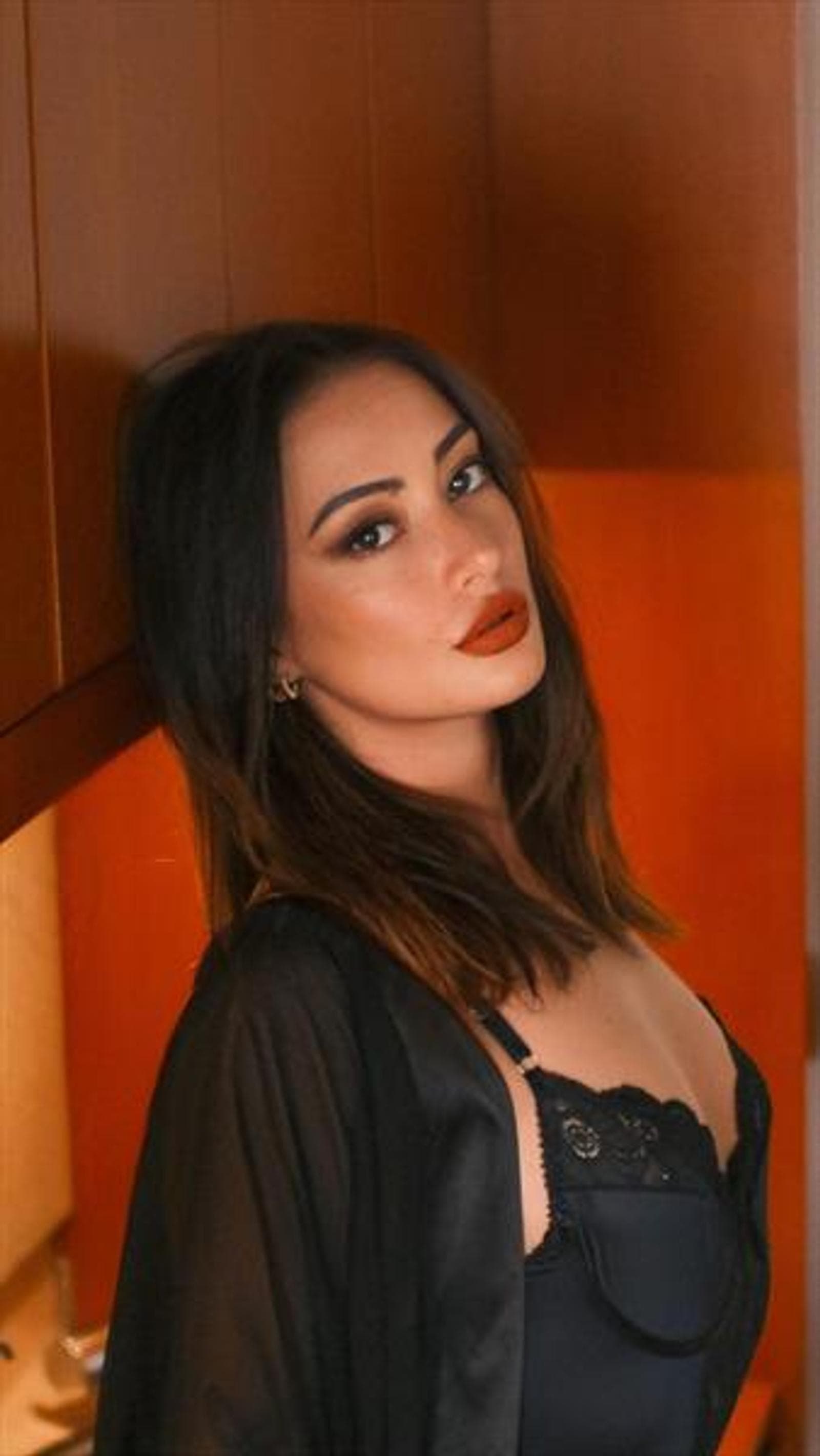 Cristiana, 26, escort in Hong Kong — brown hair, 159 cm (photo 7 of 7)