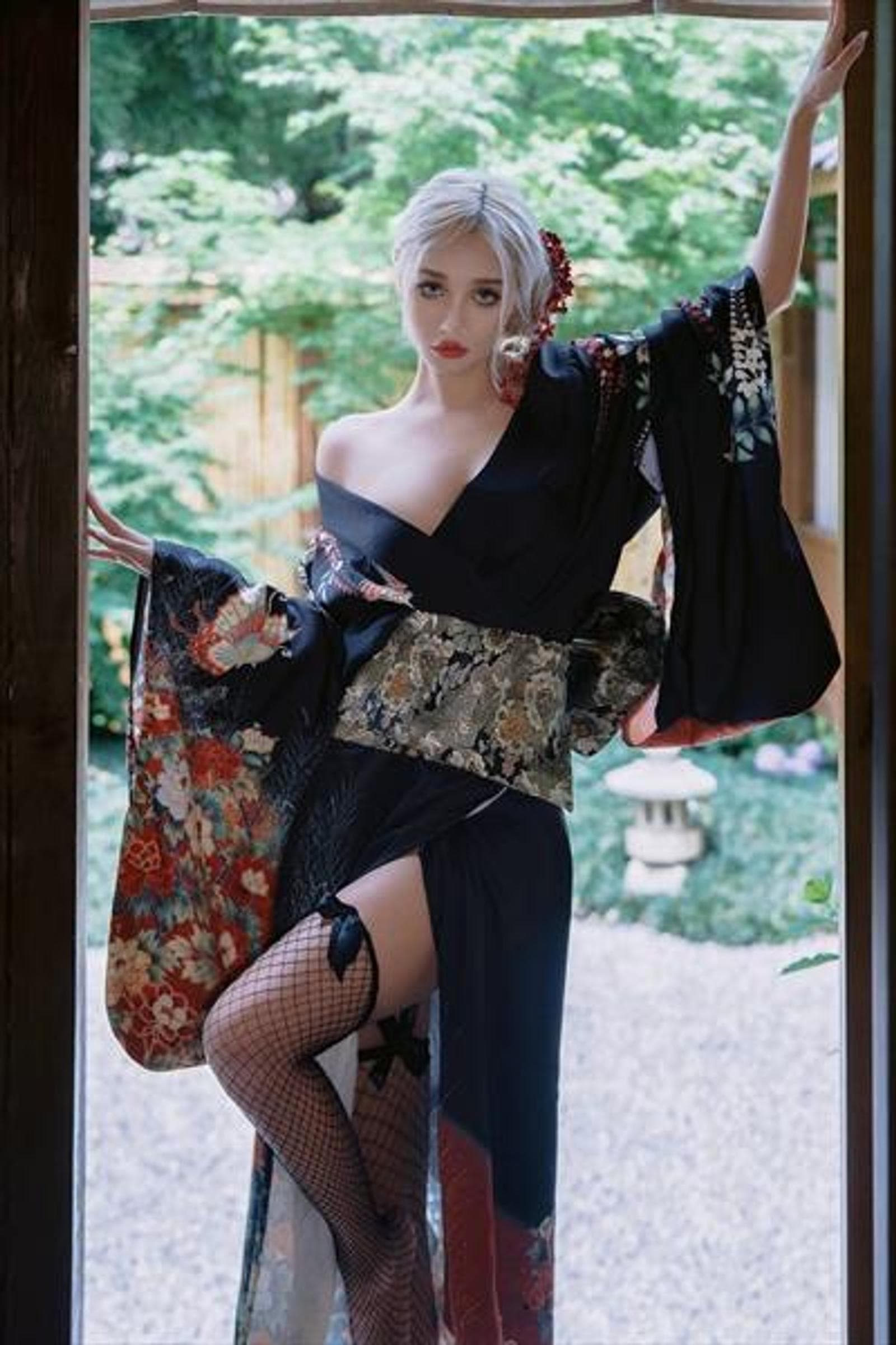 Salome, 23, escort in Hong Kong — 164 cm, blonde hair (photo 4 of 5)