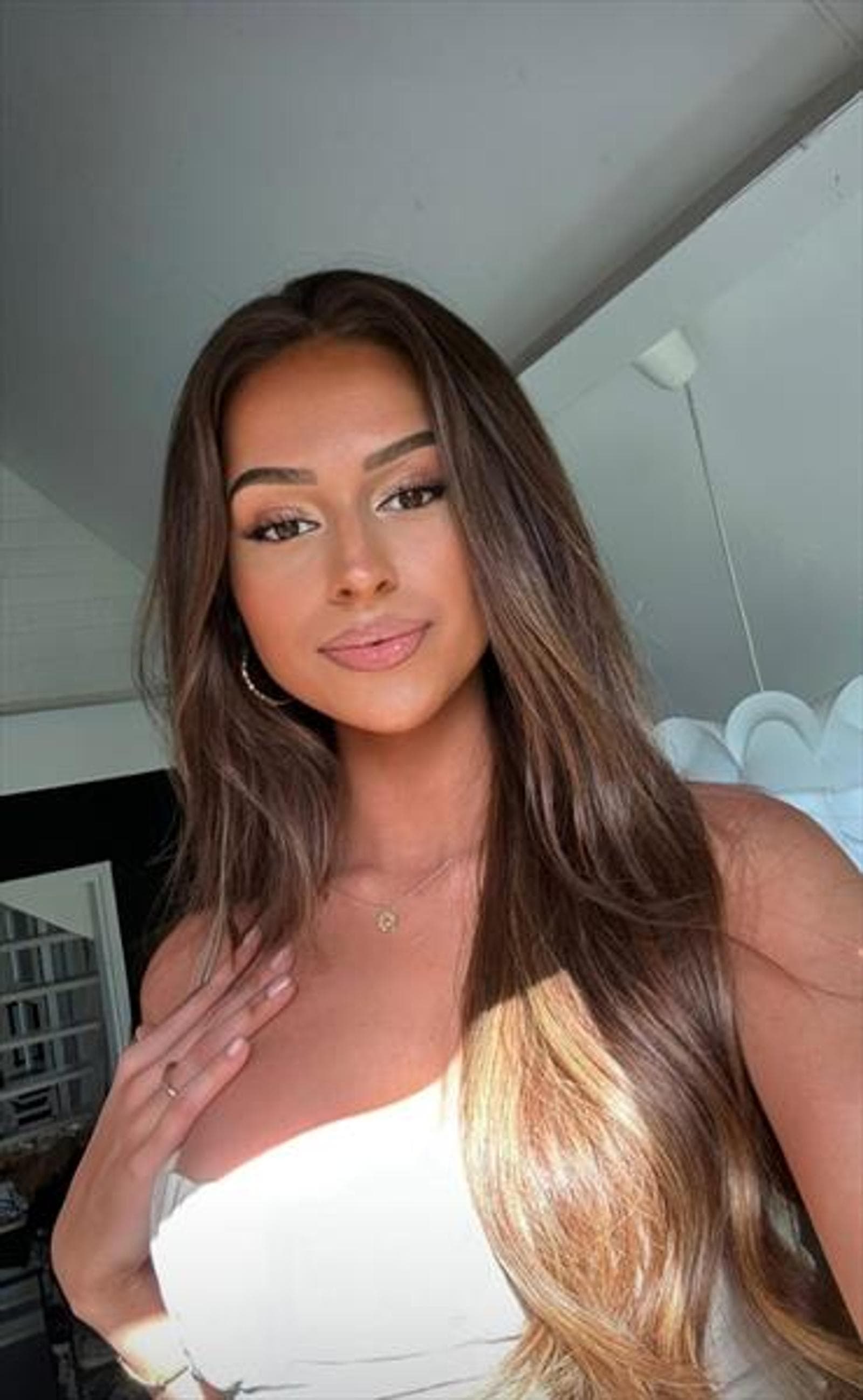 Irene, 24, escort in Hong Kong — 169 cm, brown hair (photo 2 of 5)