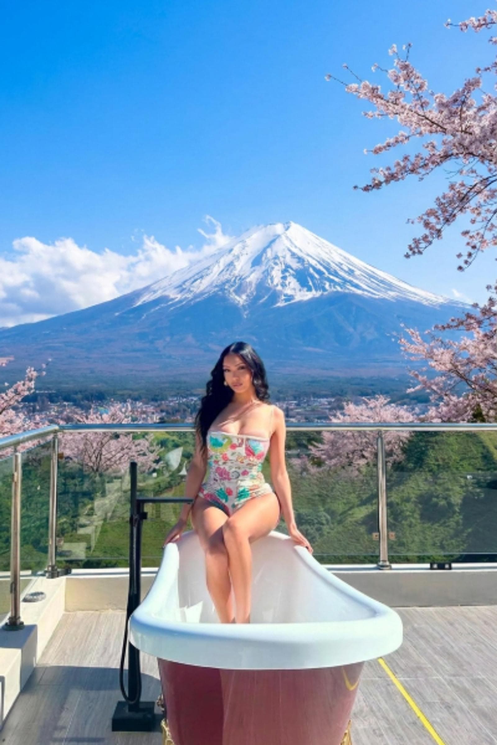Amanda, 23, escort in Hong Kong — black hair, 172 cm (photo 3 of 5)