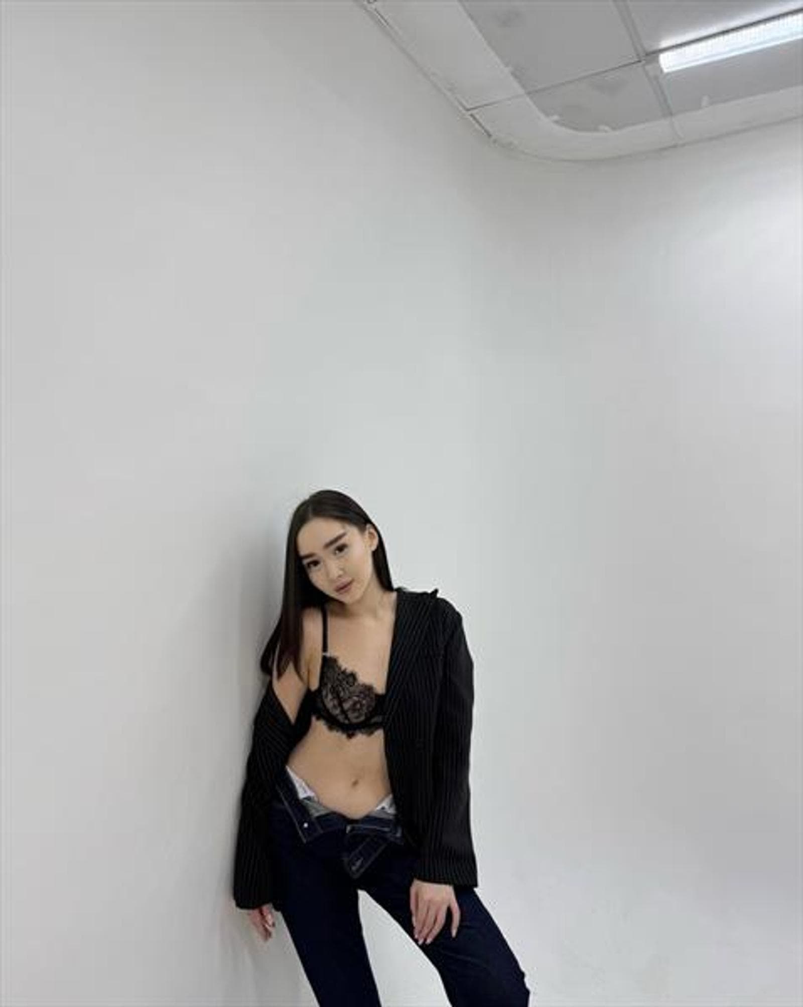 Noor, 21, escort in Hong Kong — 177 cm, brown hair (photo 2 of 5)