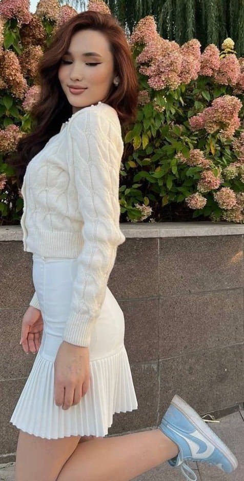 Ozoda, 22, escort in Almaty — brown hair, Kazakh (photo 10 of 12)