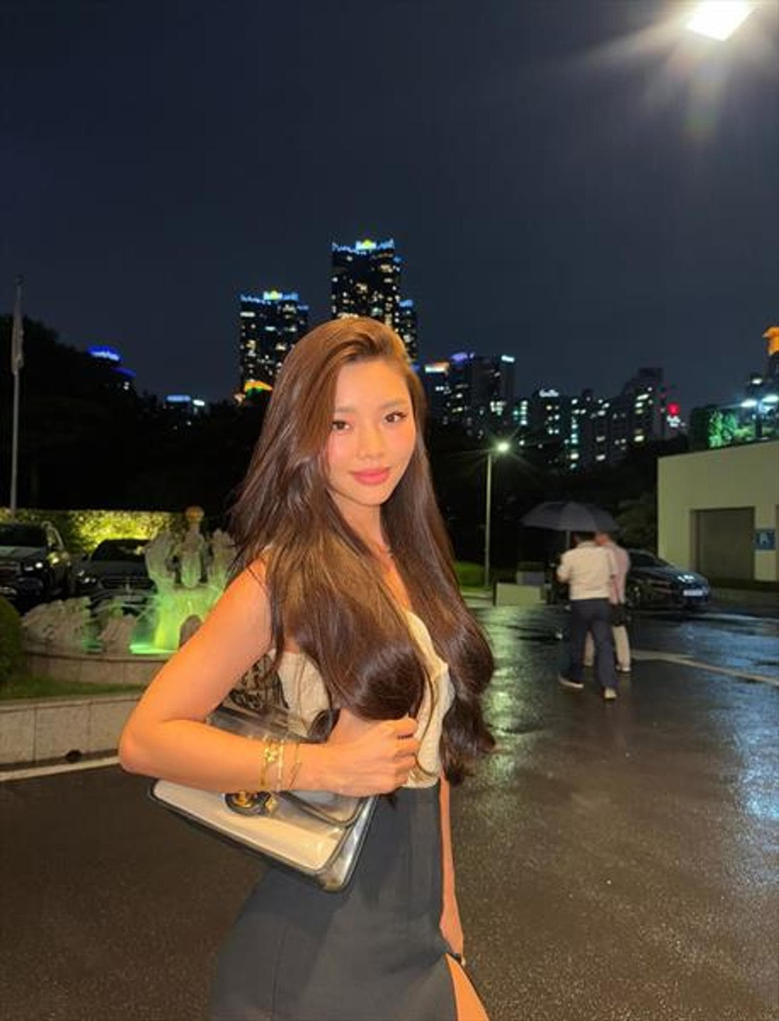 Queenie, 28, escort in Hong Kong — brown hair, 162 cm (photo 5 of 5)