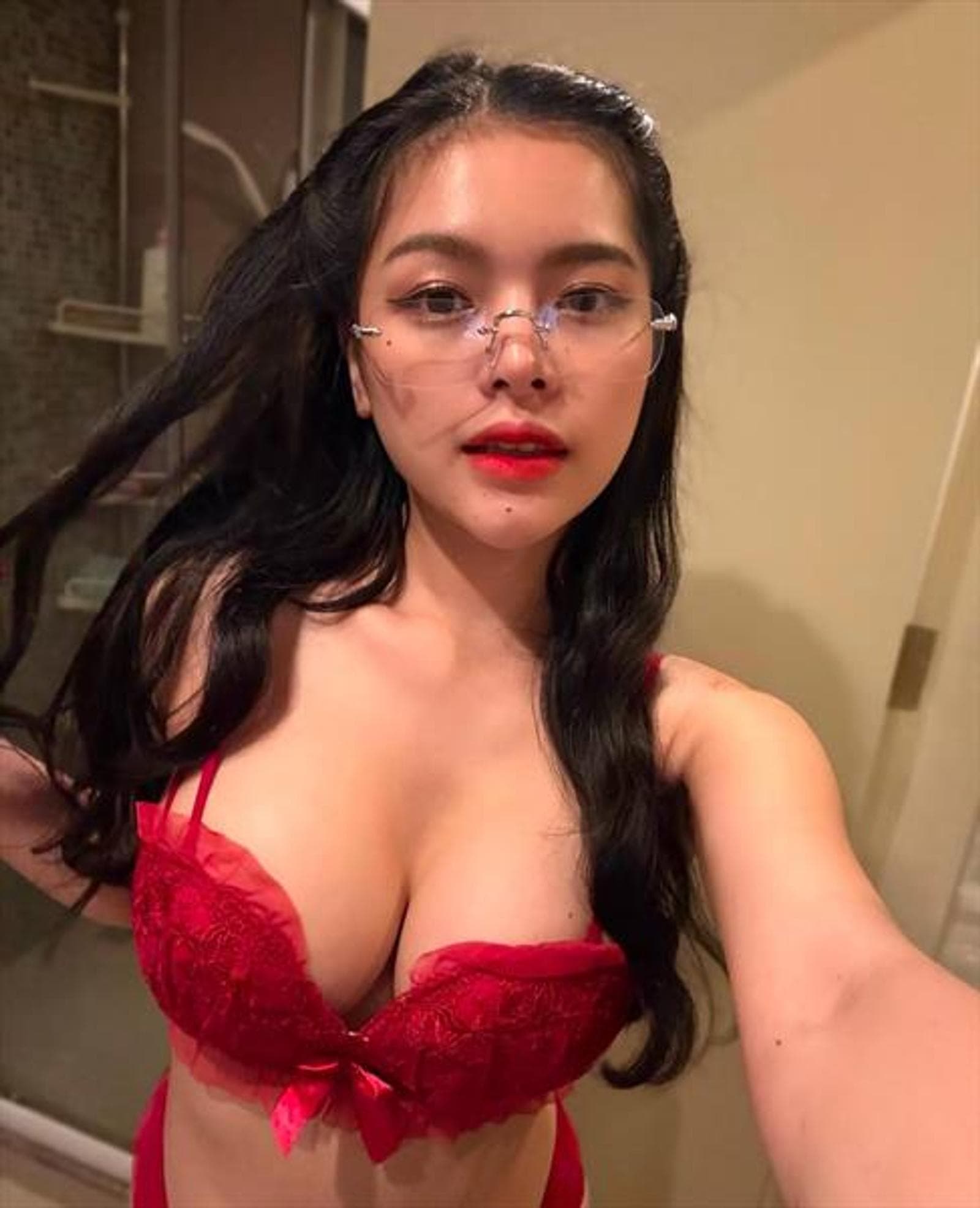 Moe, 26, escort in Hong Kong — 167 cm, black hair (photo 4 of 4)