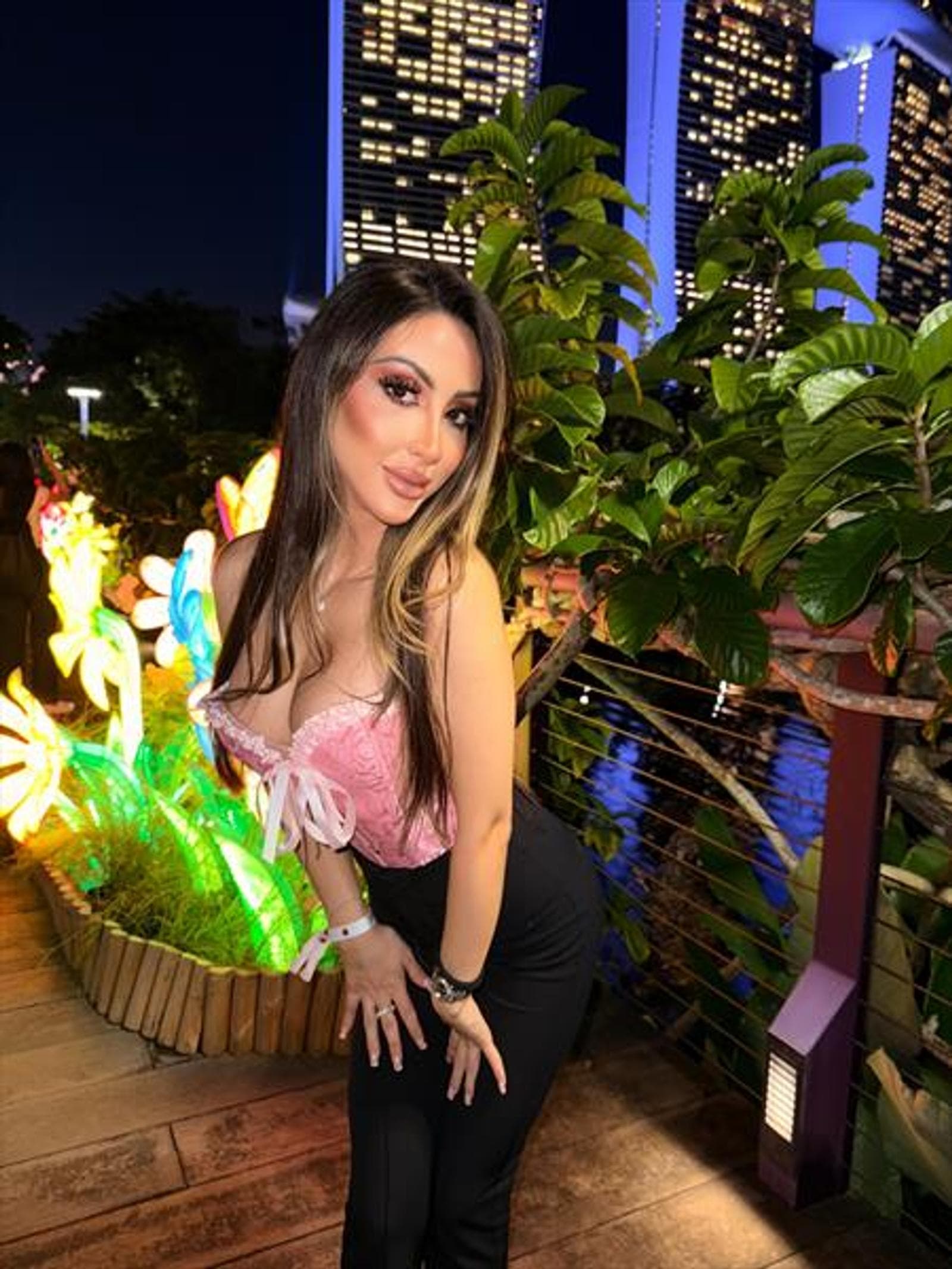 Prune, 26, escort in Hong Kong — brown hair, 164 cm (photo 3 of 4)