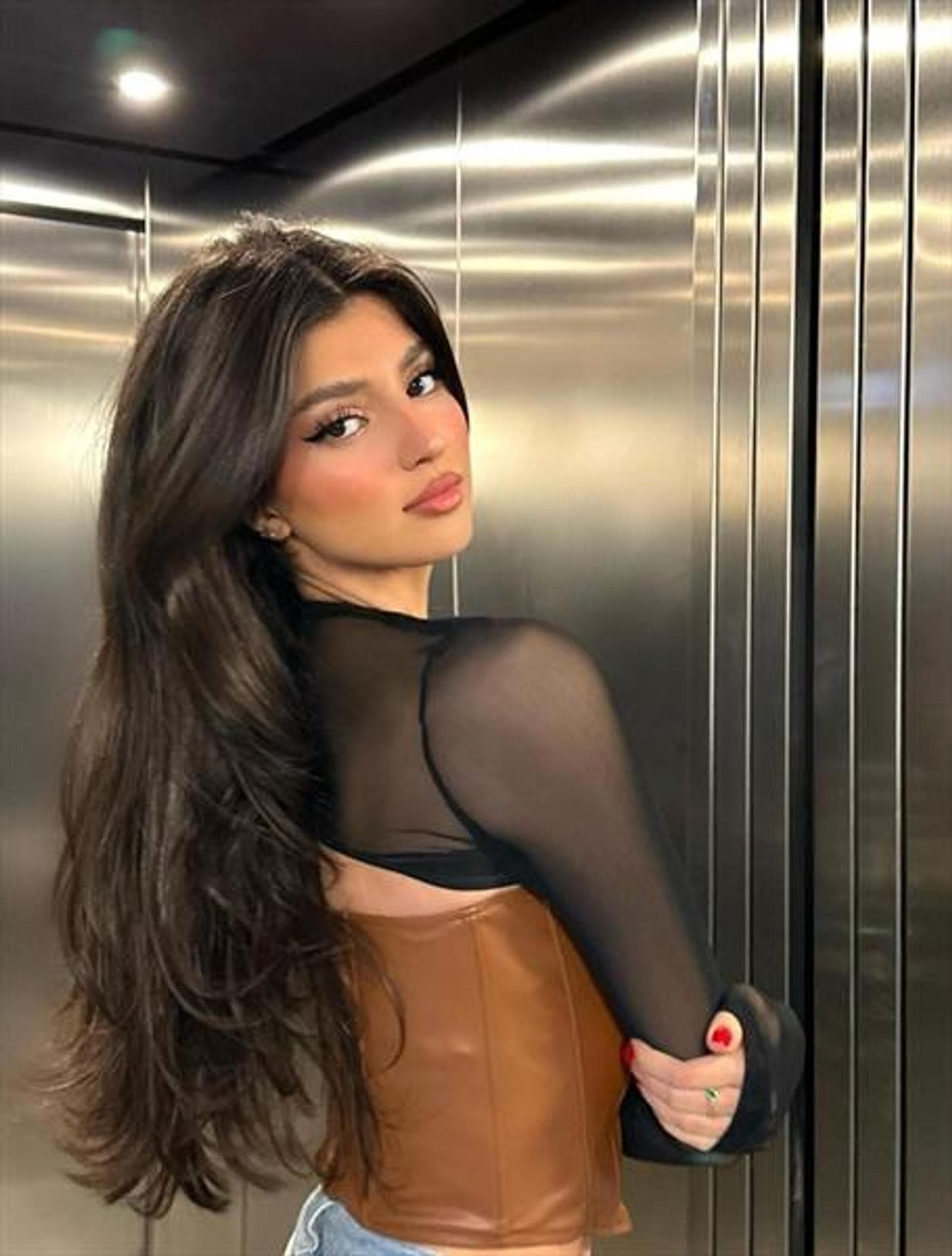 Marit, 26, escort in Hong Kong — black hair, 162 cm (photo 3 of 4)