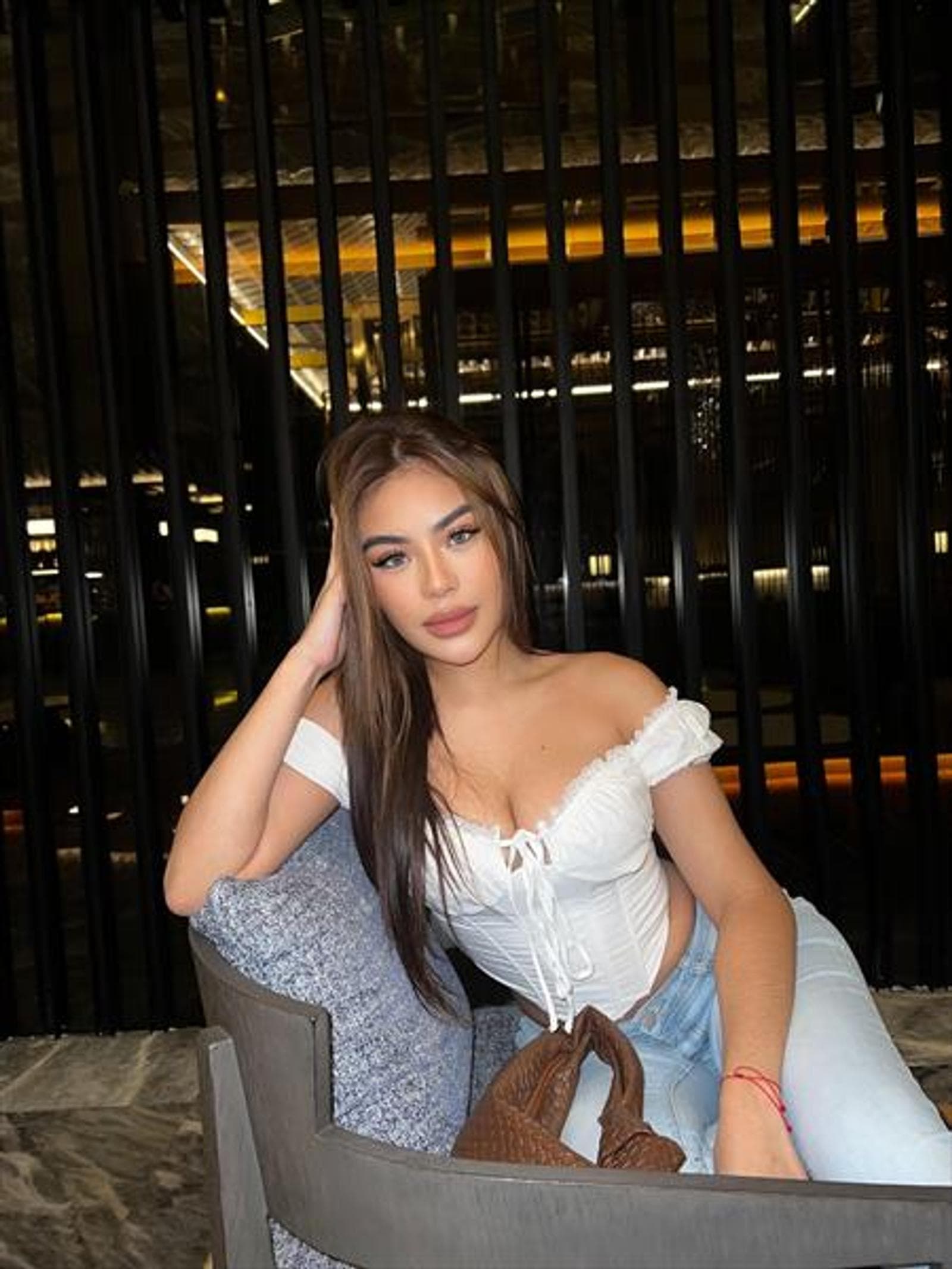 Xia, 21, escort in Hong Kong — black hair, 169 cm (photo 3 of 3)
