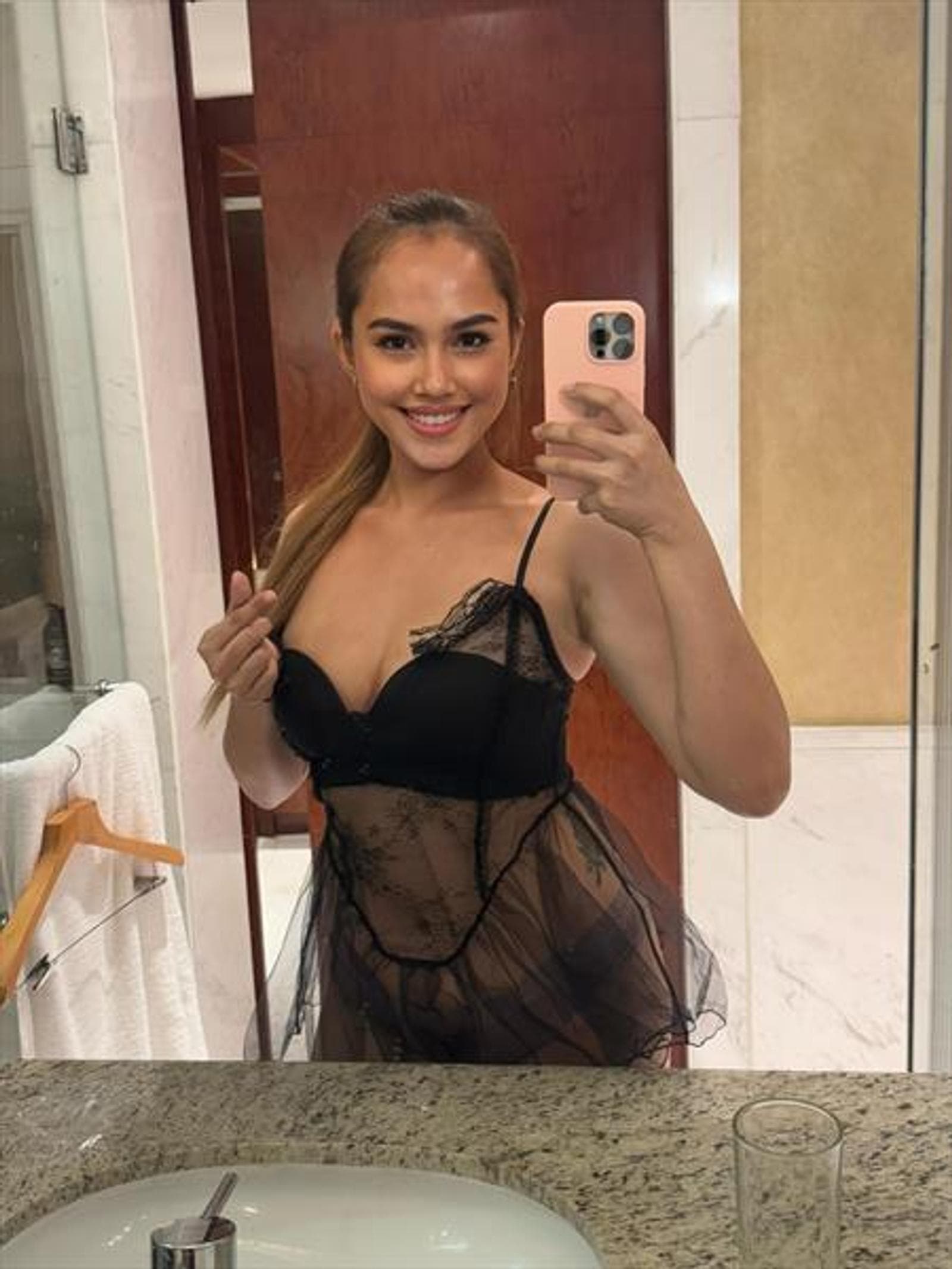 Patricia, 24, escort in Hong Kong — 167 cm, brown hair (photo 2 of 5)