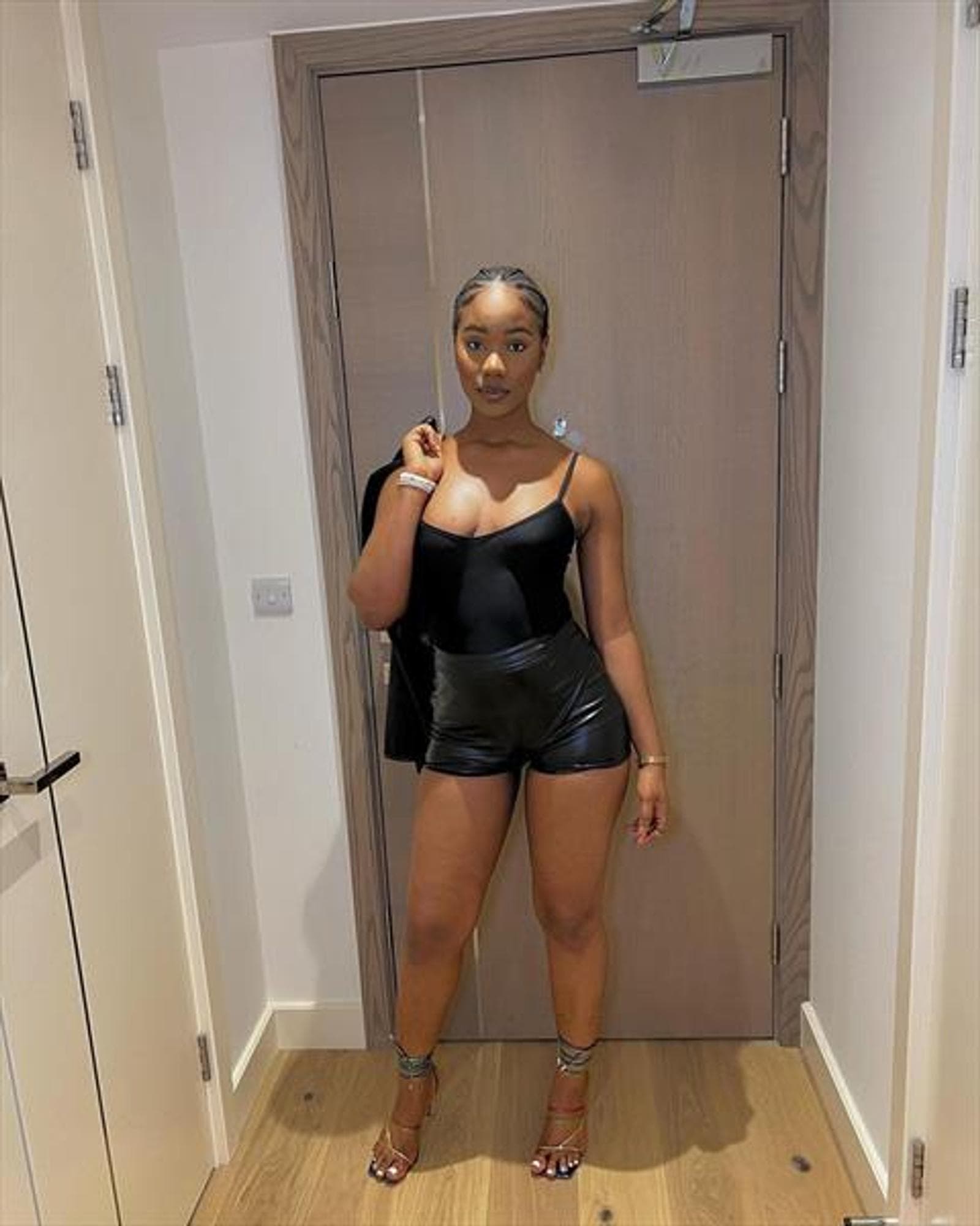 Mallory, 29, escort in Hong Kong — black hair, 154 cm (photo)