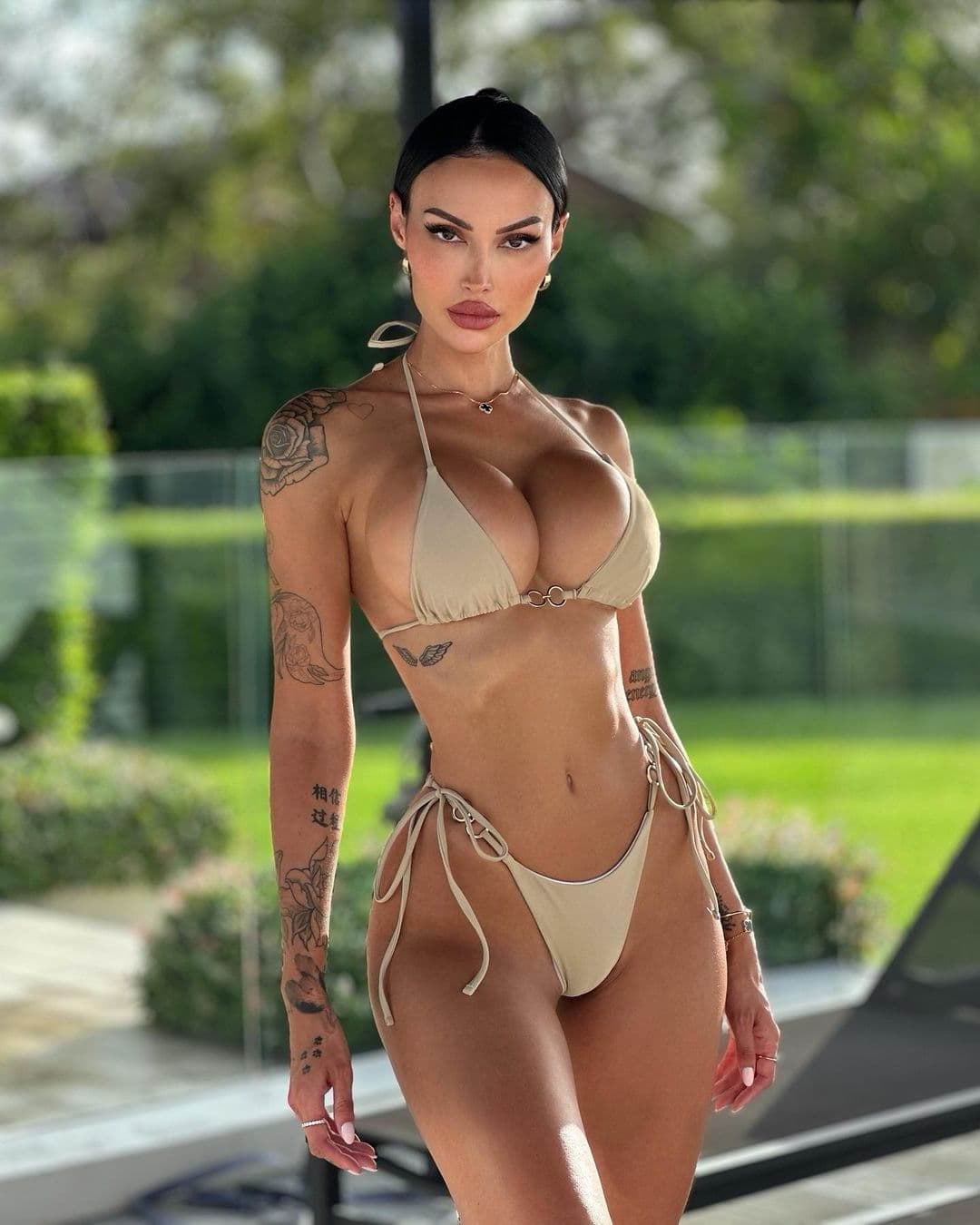 Nelya, 23, escort in Moscow — 177 cm, black hair (photo 6 of 10)