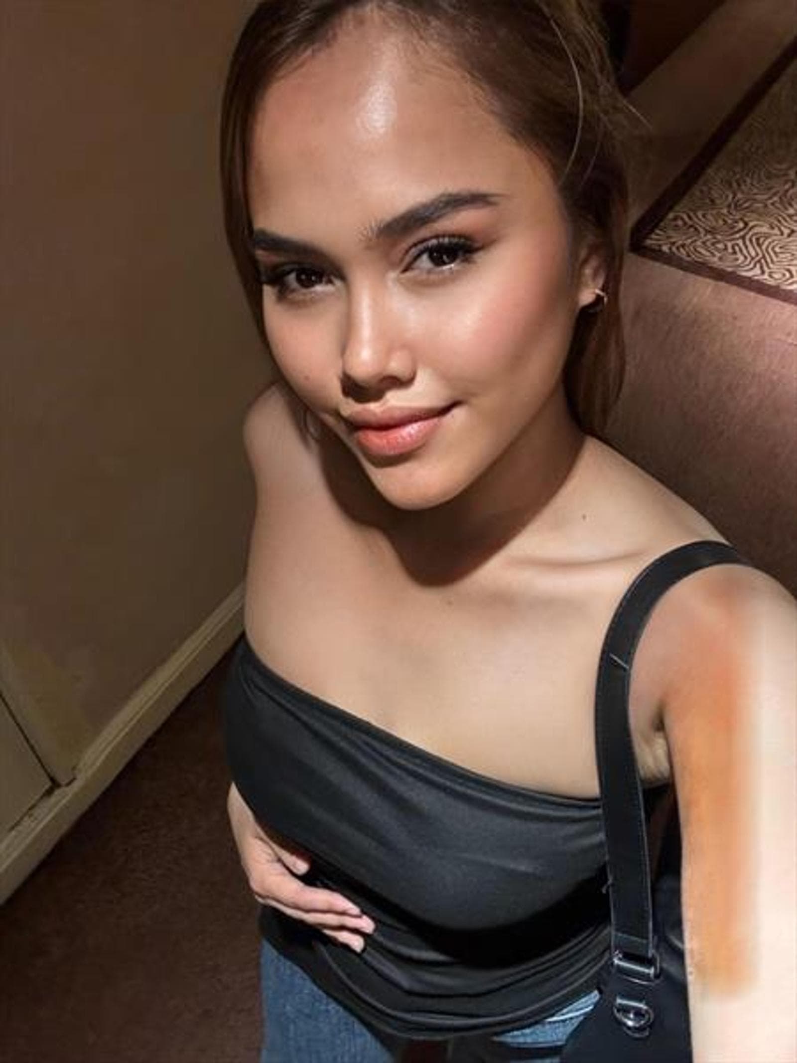 Patricia, 24, escort in Hong Kong — brown hair, 167 cm (photo 5 of 5)