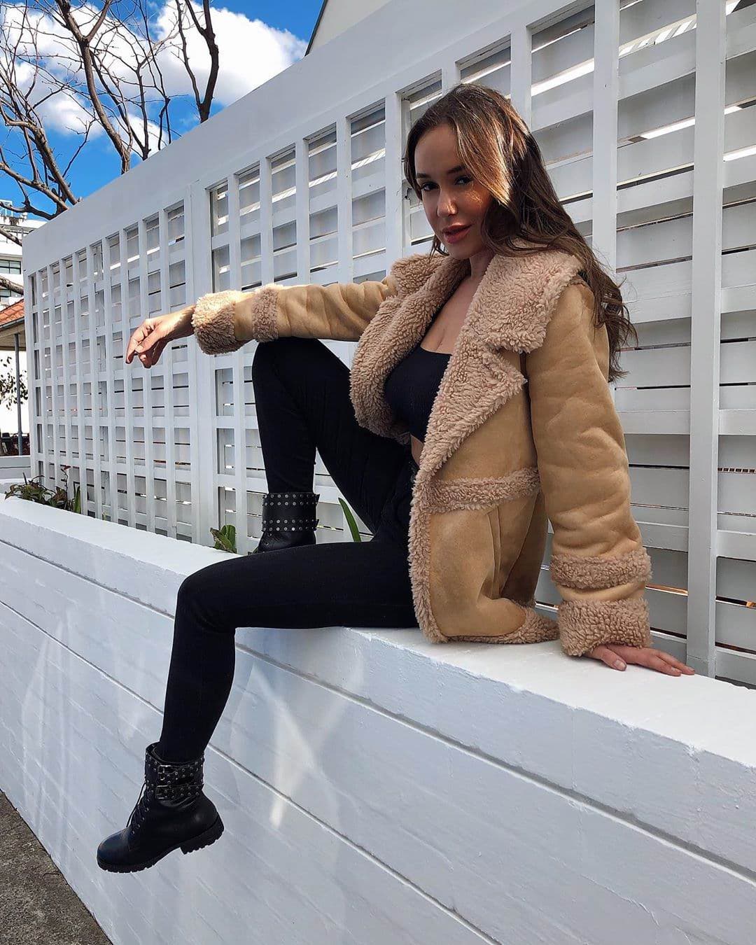 Lia, 23, escort in Moscow — 174 cm, brown hair (photo 4 of 10)