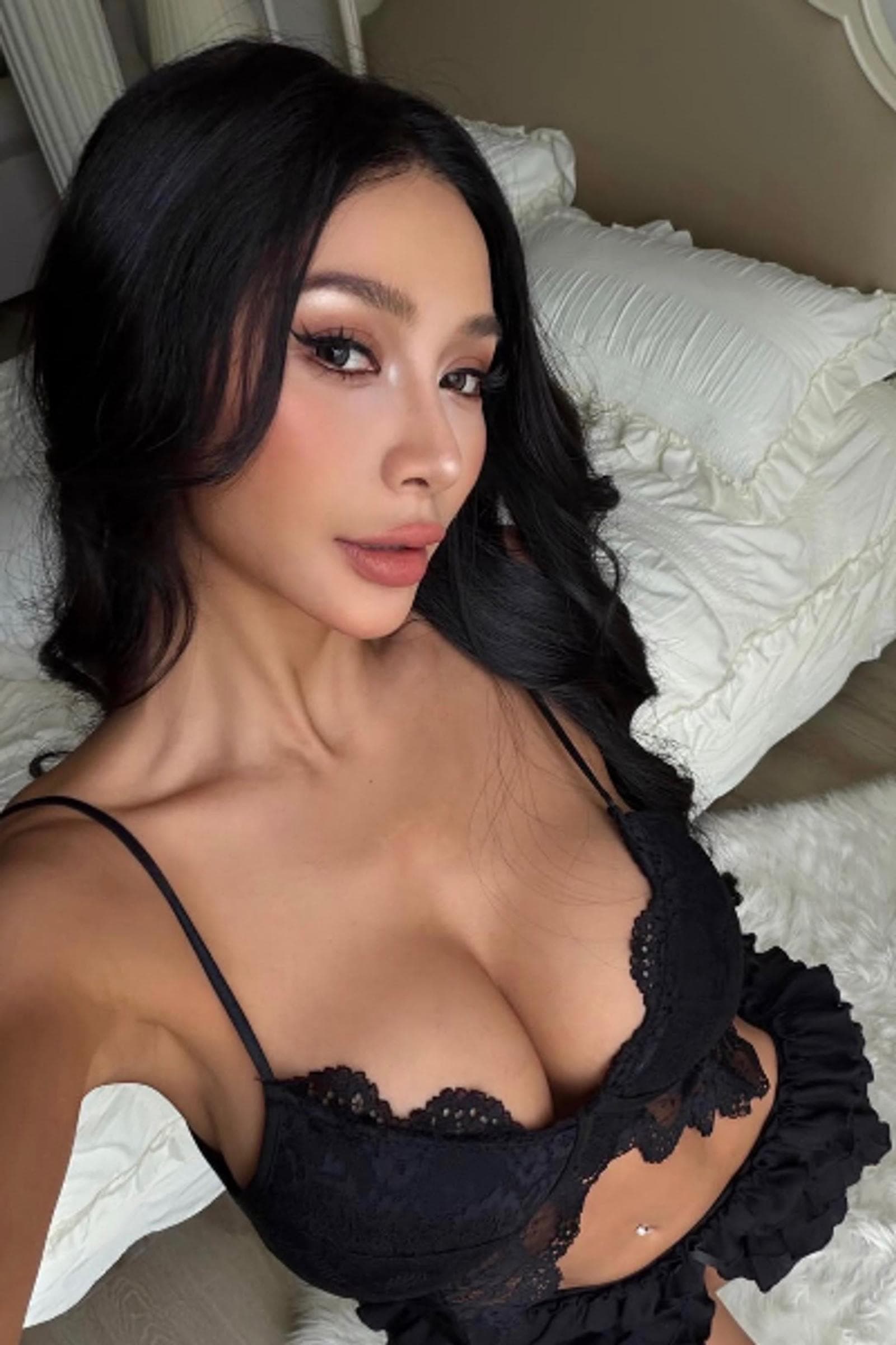 Xiaomei, 24, escort in Hong Kong — black hair, 169 cm (photo 1 of 3)