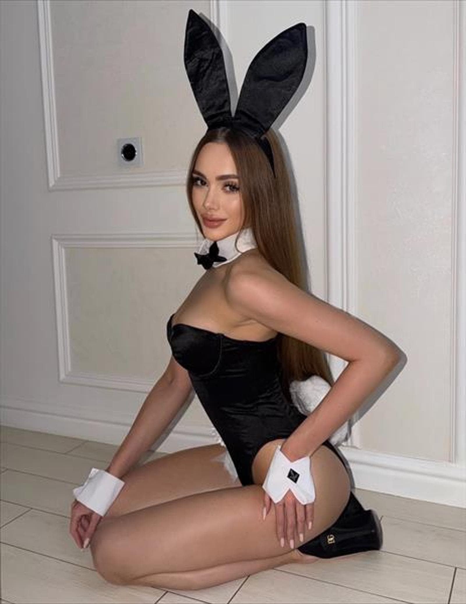 Coralie, 24, escort in Hong Kong — brown hair, 169 cm (photo 3 of 3)