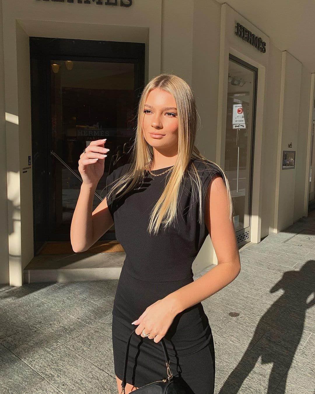 Zina, 18, escort in Moscow — blonde hair, 177 cm (photo 7 of 10)