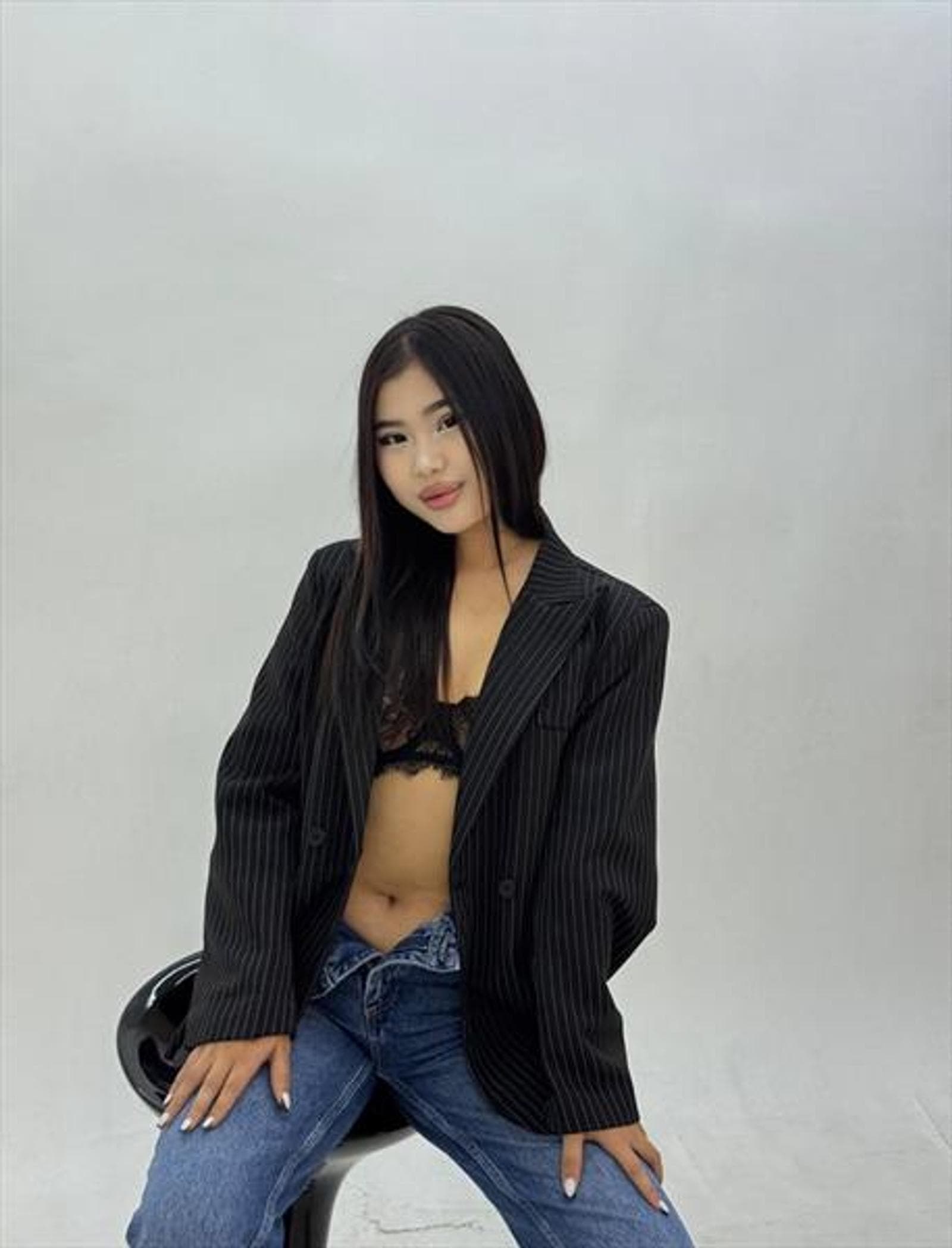 Roos, 22, escort in Hong Kong — 169 cm, black hair (photo 4 of 5)