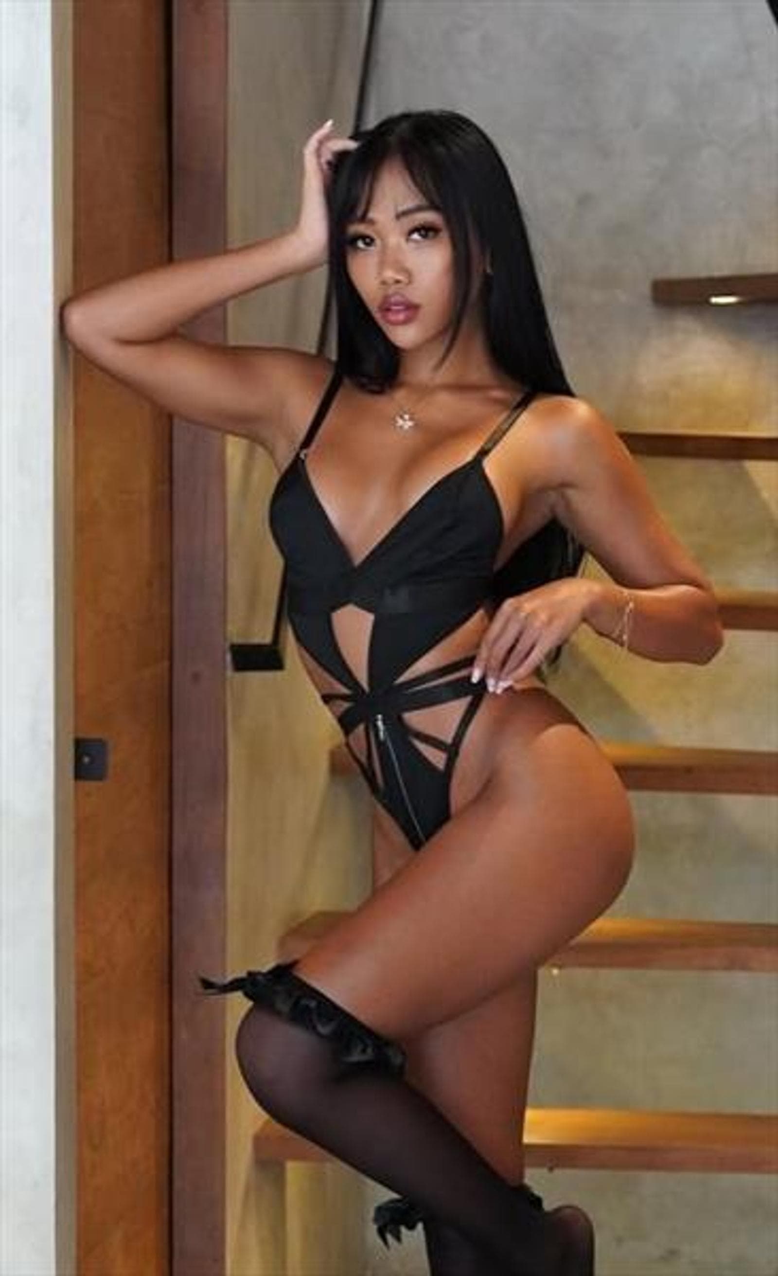 Ruolan, 25, escort in Hong Kong — brown hair, 162 cm (photo 1 of 5)