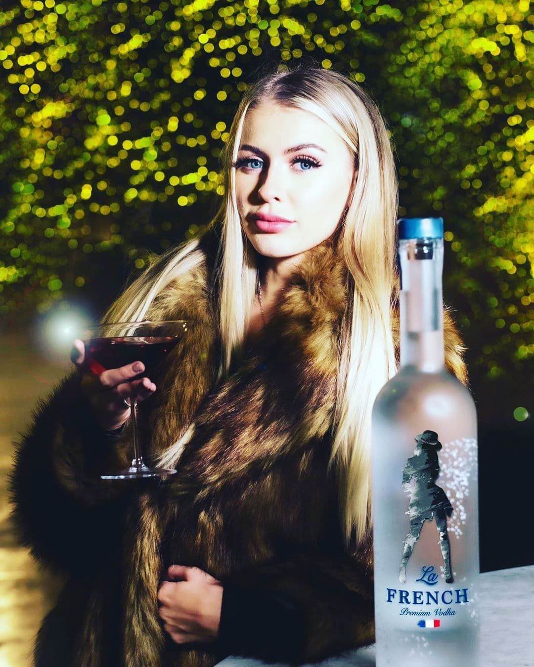 Yesenia, 19, escort in Moscow — blonde hair, 176 cm (photo 5 of 10)