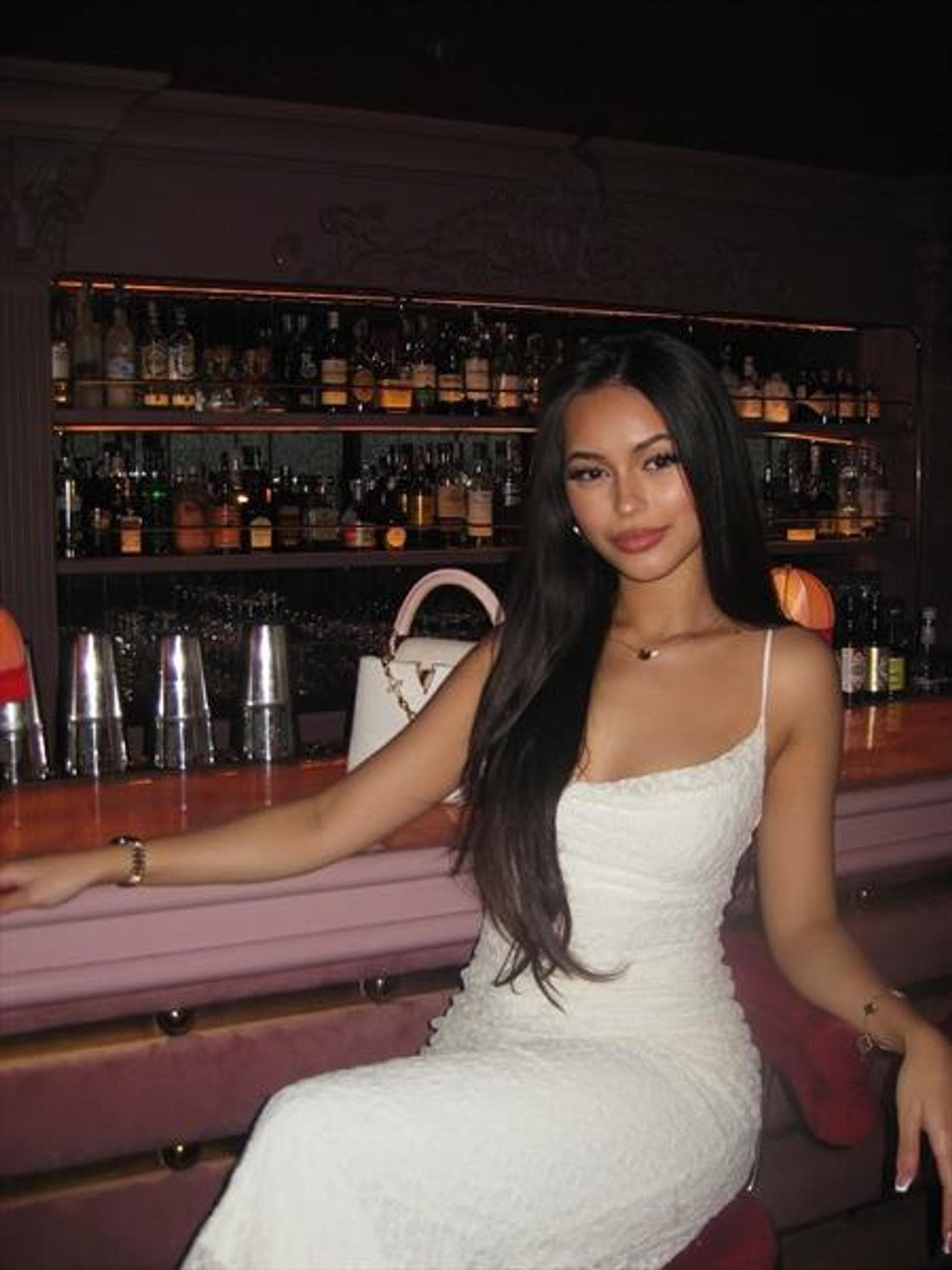 Chantal, 23, escort in Hong Kong — black hair, 164 cm (photo 1 of 4)