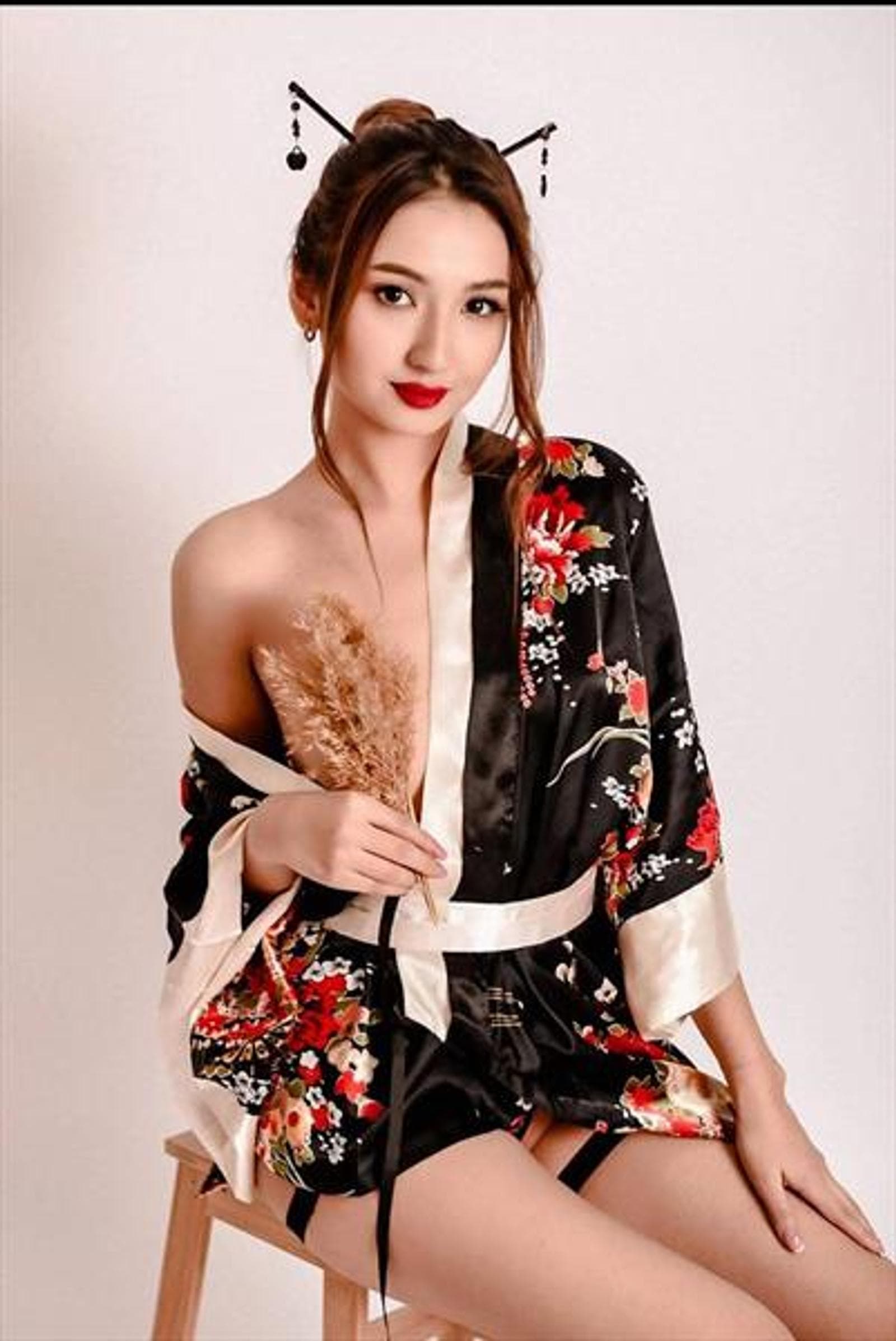 Rosanna, 24, escort in Hong Kong — brown hair, 159 cm (photo 3 of 5)