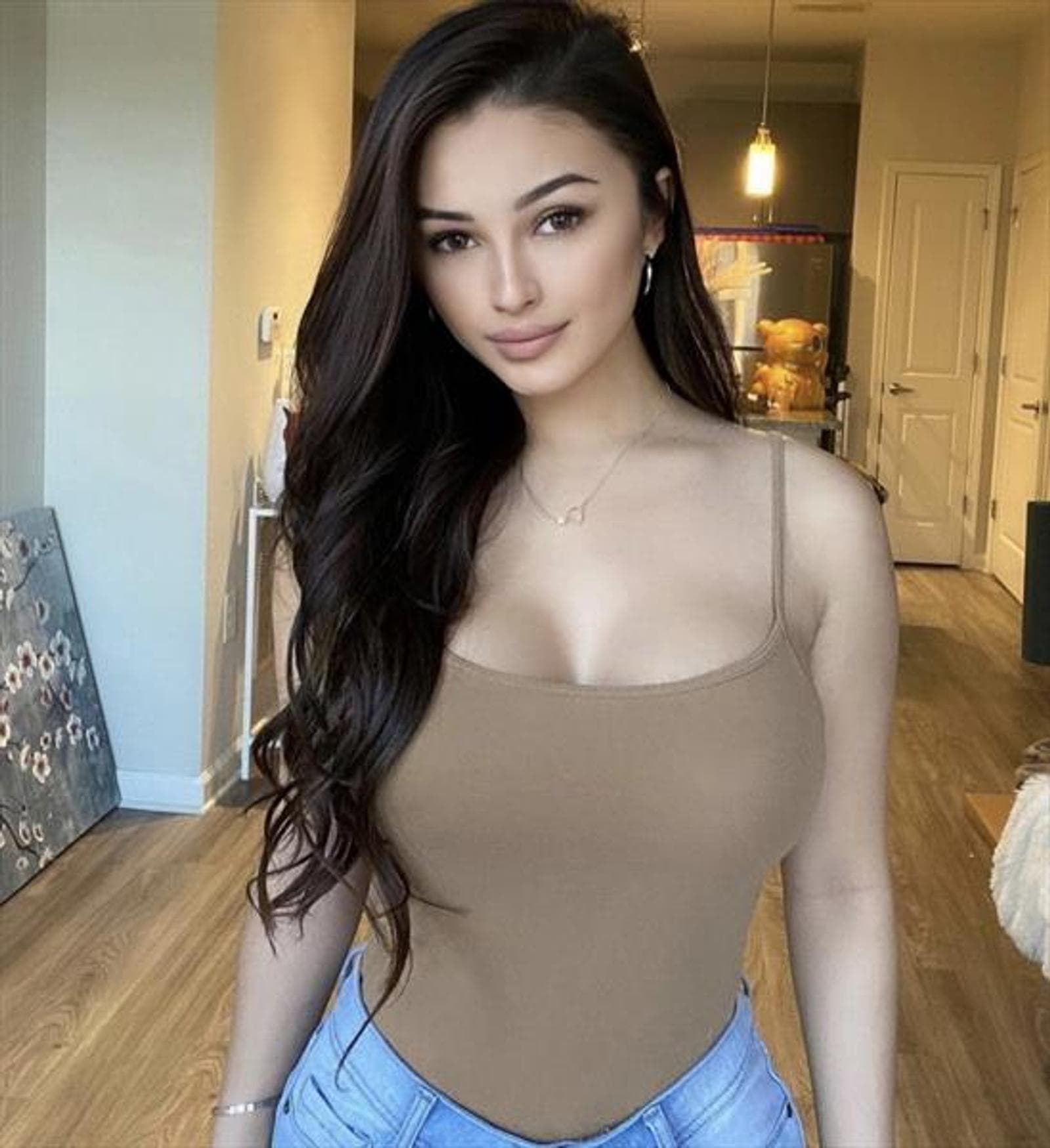 Emanuela, 29, escort in Hong Kong — black hair, 167 cm (photo 1 of 5)