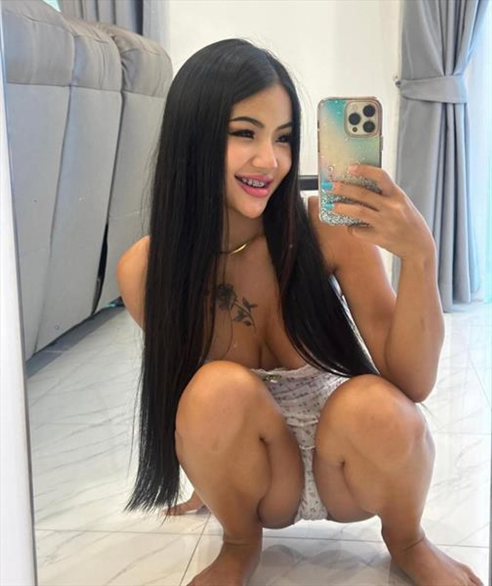 Risa, 23, escort in Hong Kong — 162 cm, black hair (photo 2 of 5)