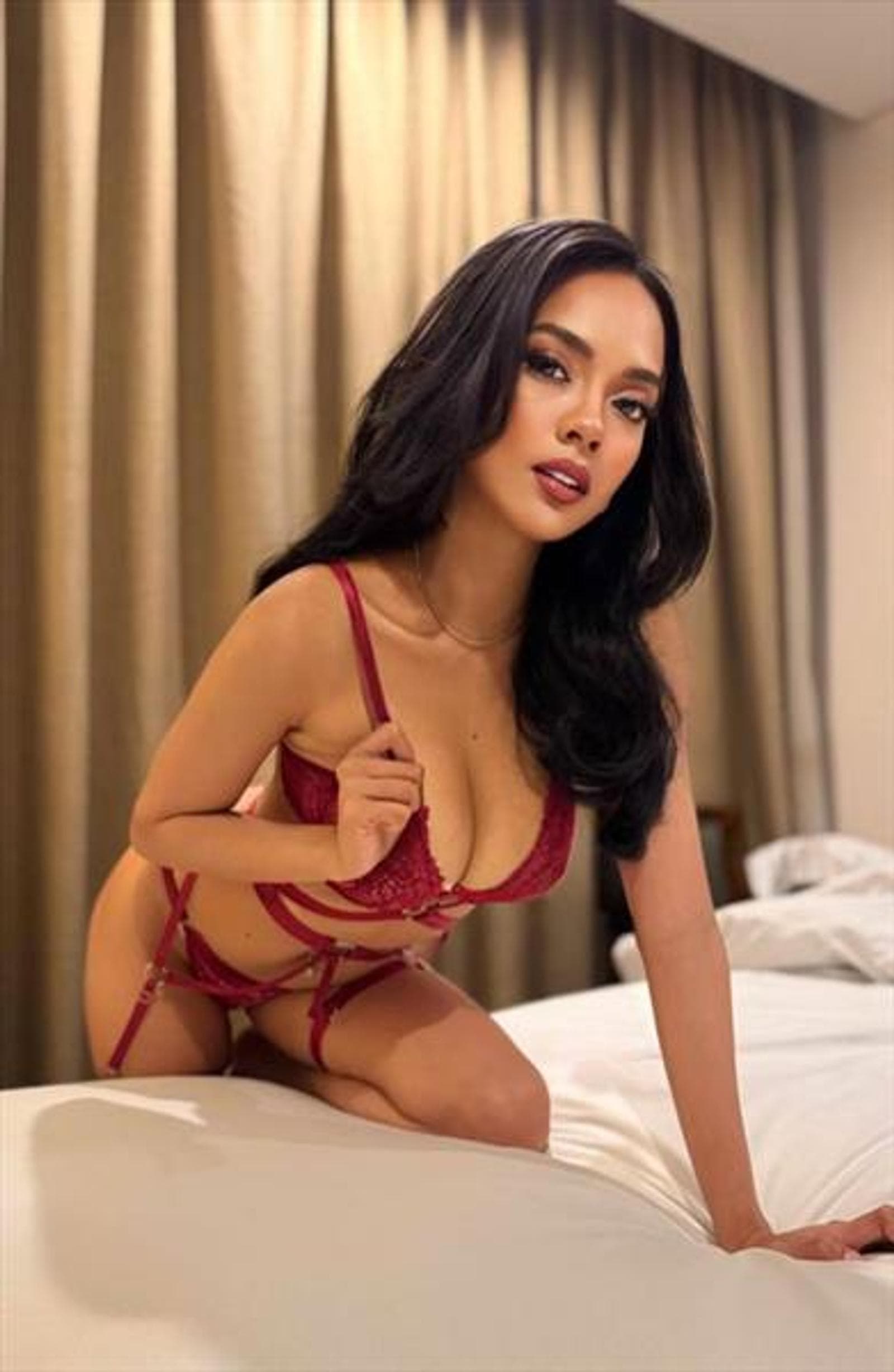 Poliana, 25, escort in Hong Kong — black hair, 167 cm (photo 1 of 5)