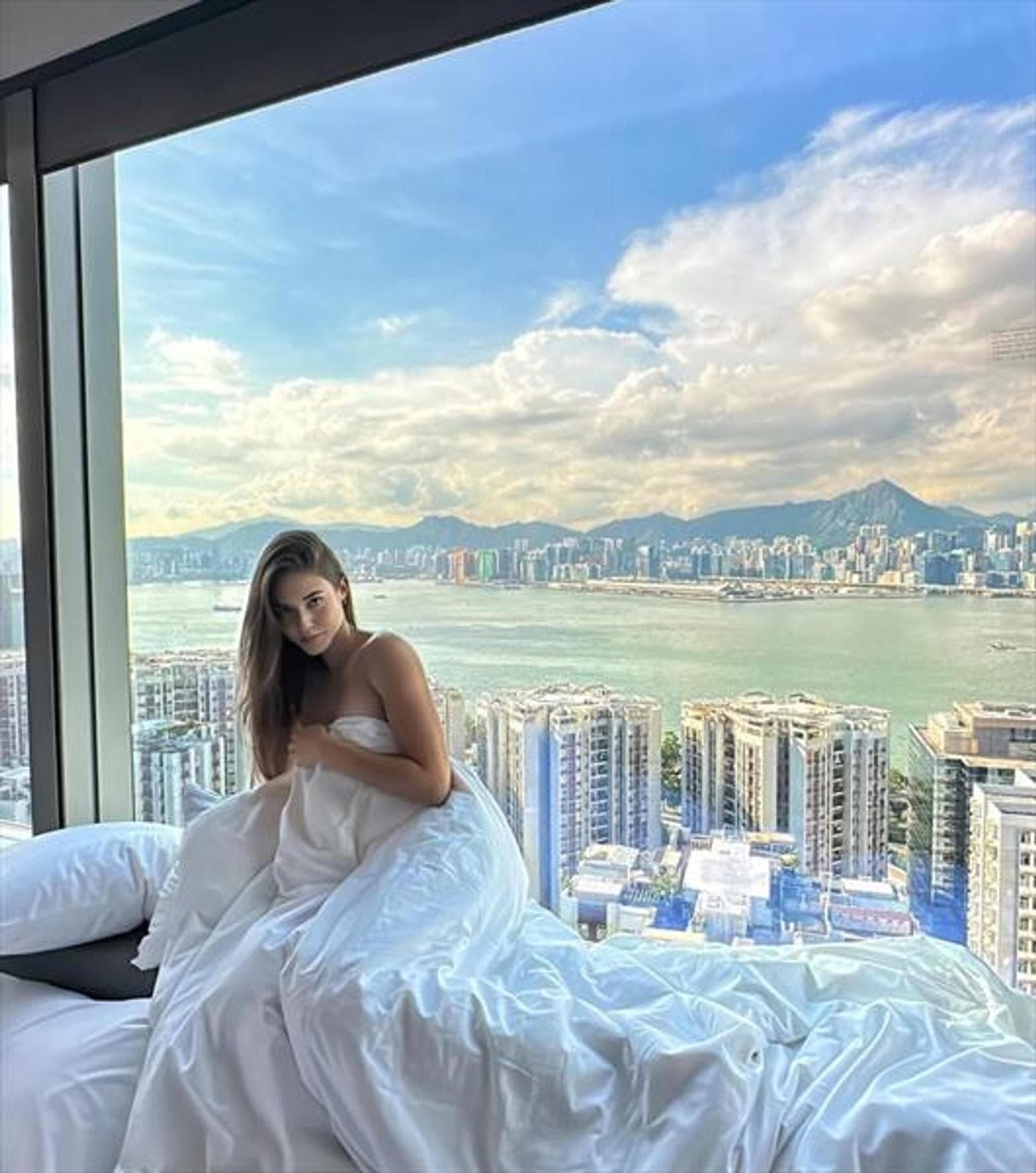 Sonia, 27, escort in Hong Kong — 164 cm, brown hair (photo 4 of 4)