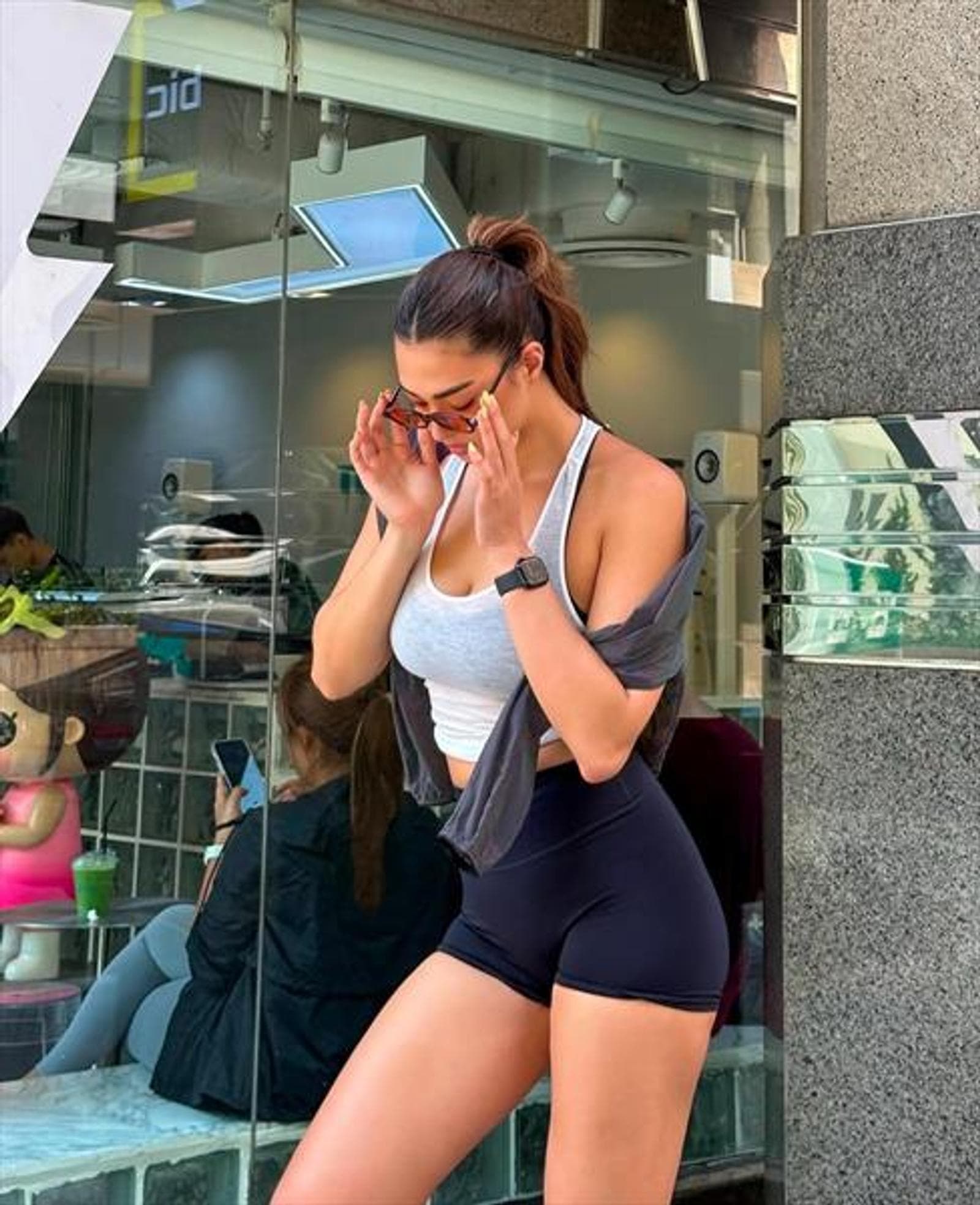 Hazel, 23, escort in Hong Kong — black hair, 172 cm (photo 1 of 5)