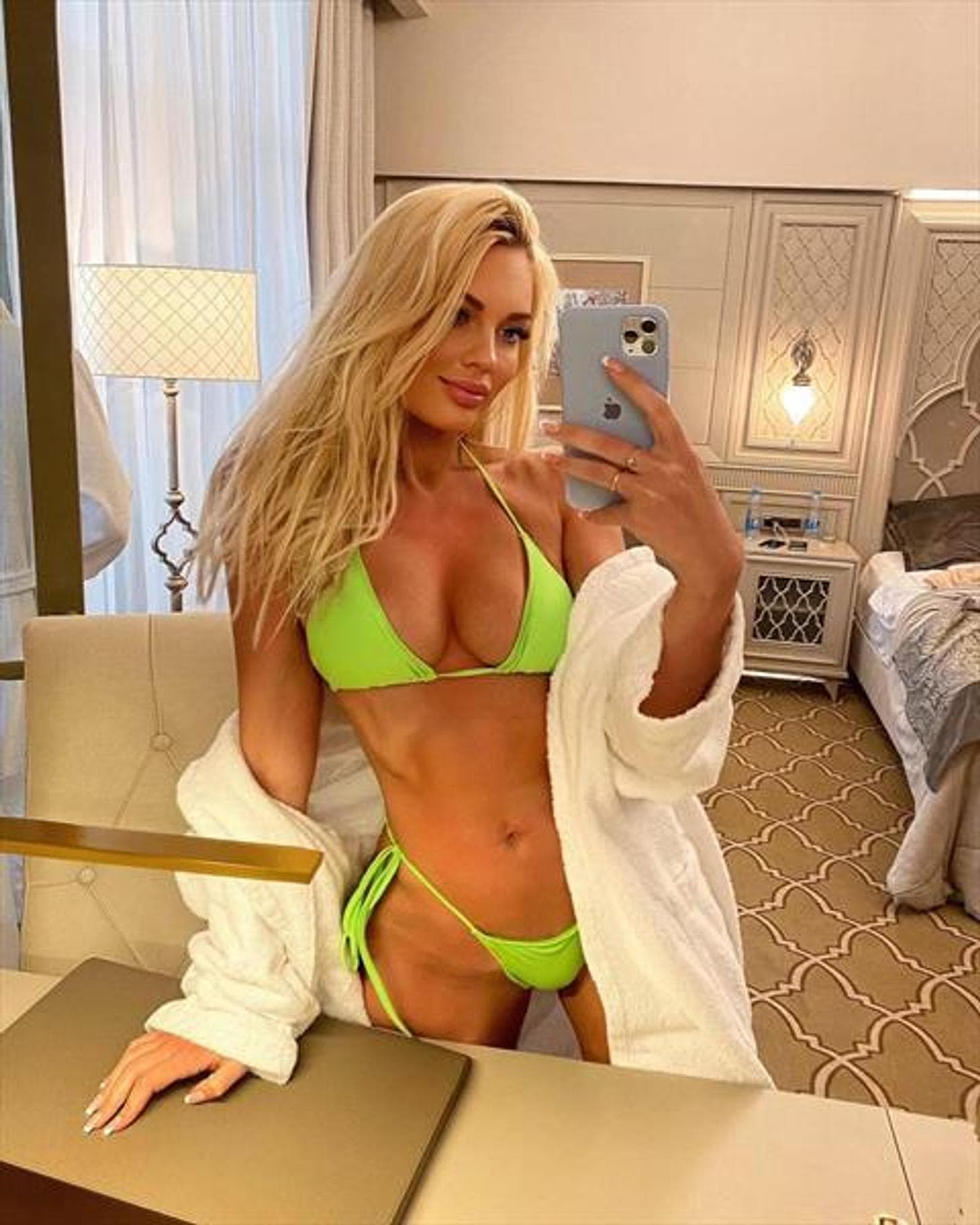 Hollie, 30, escort in Hong Kong — blonde hair, 172 cm (photo 1 of 4)