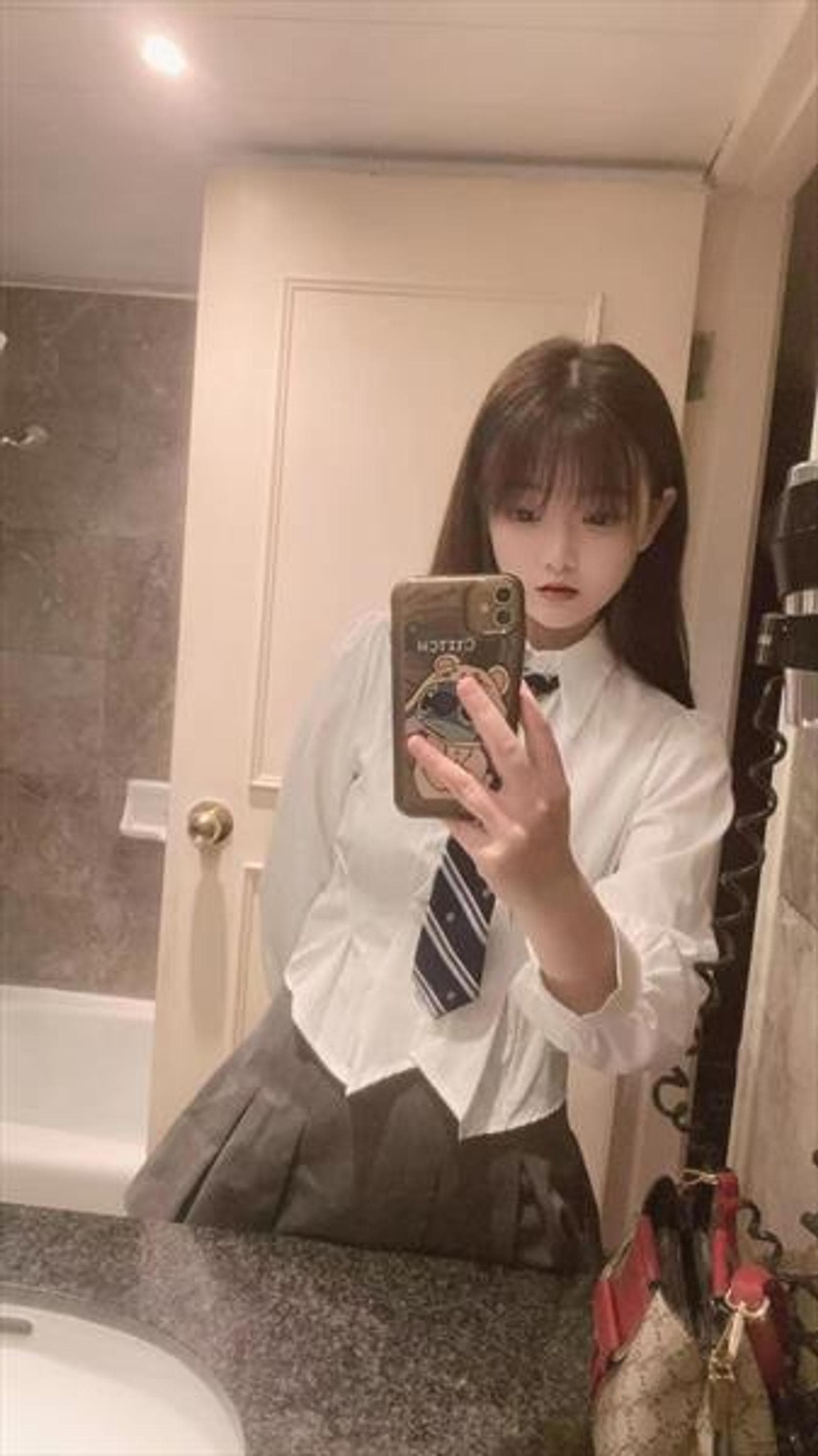 Mengyao, 24, escort in Hong Kong — brown hair, 164 cm (photo 1 of 2)