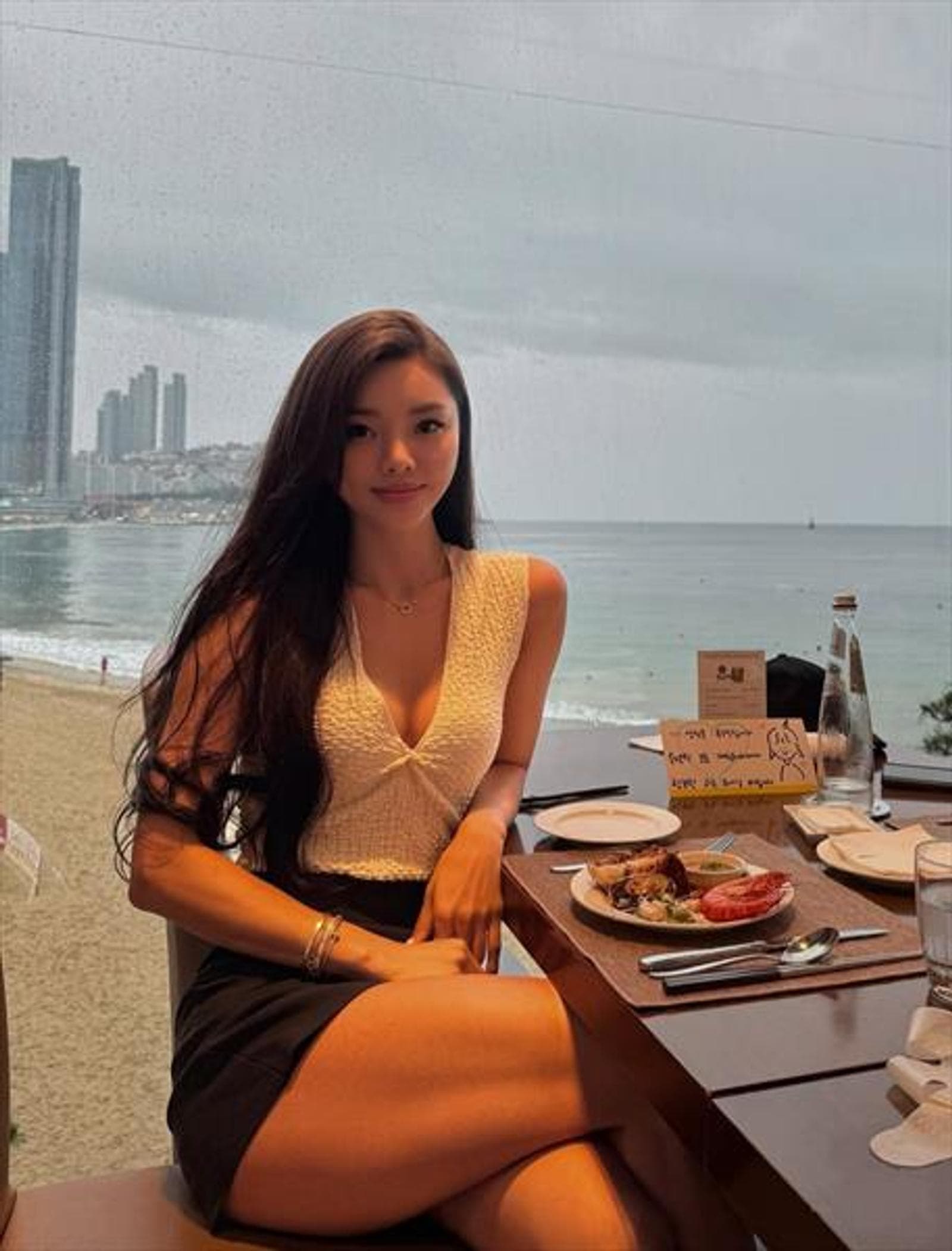 Queenie, 28, escort in Hong Kong — brown hair, 162 cm (photo 1 of 5)
